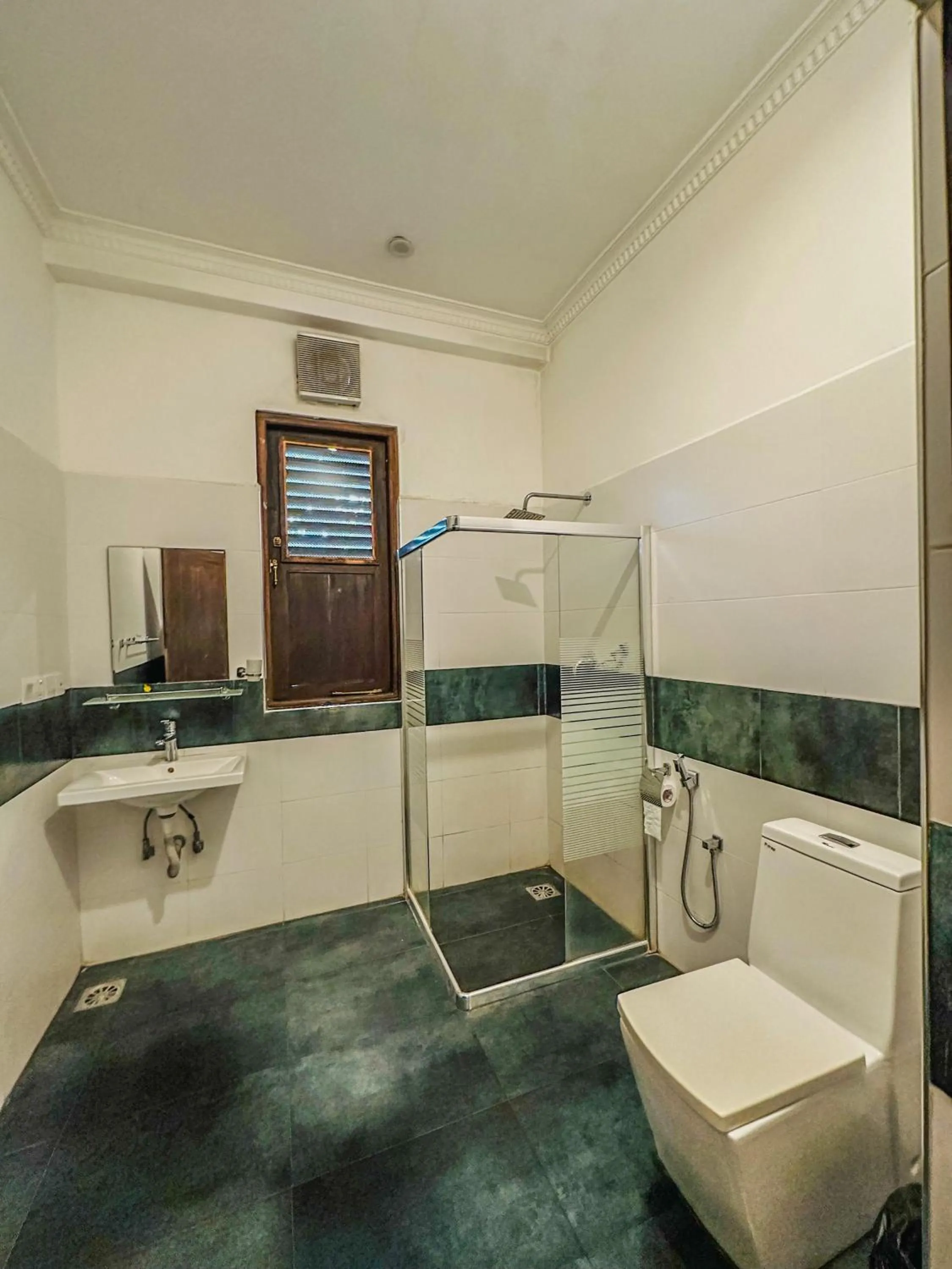 Shower in Sunrise Palace Negombo