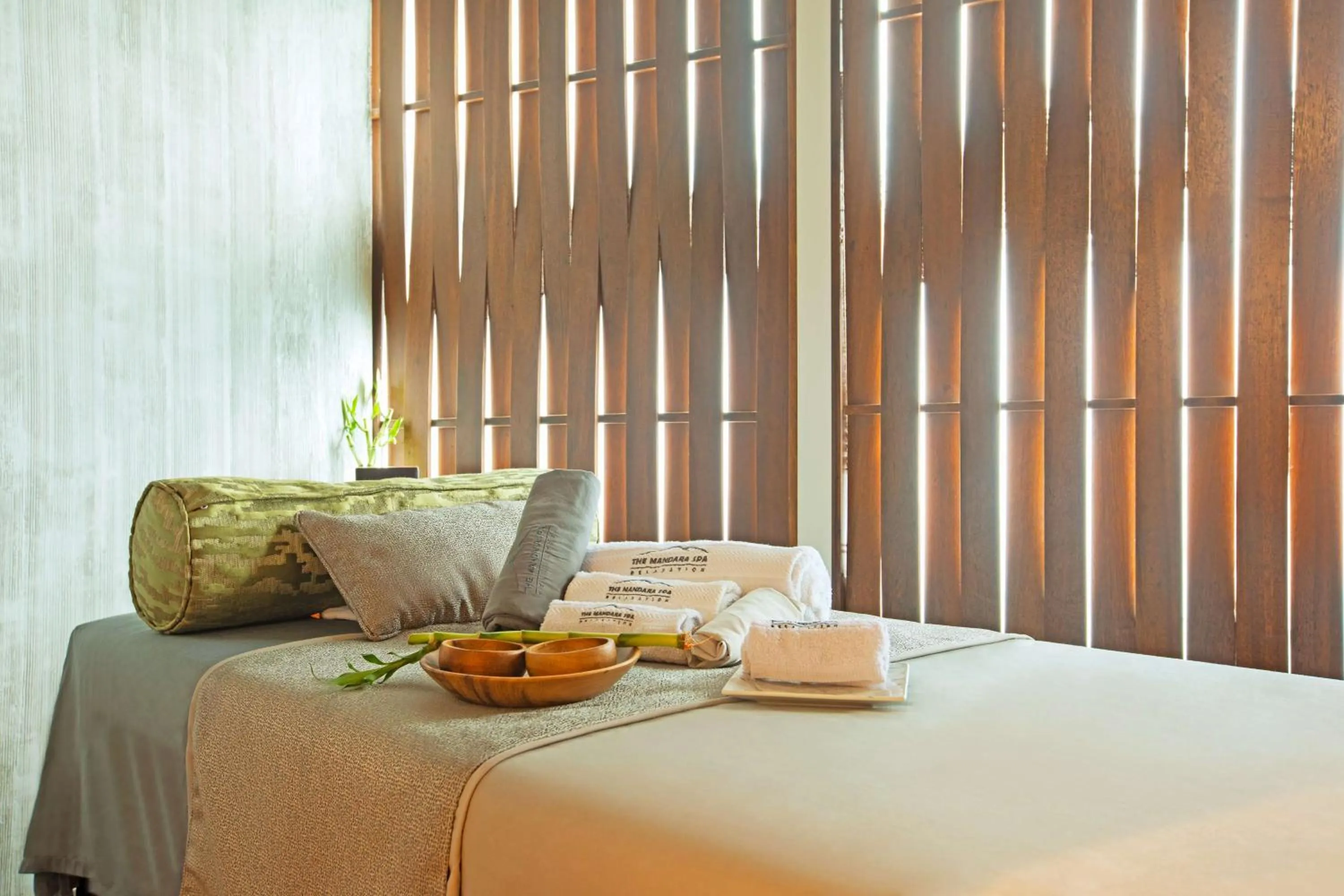 Spa and wellness centre/facilities, Bed in Park Inn By Radisson Clark