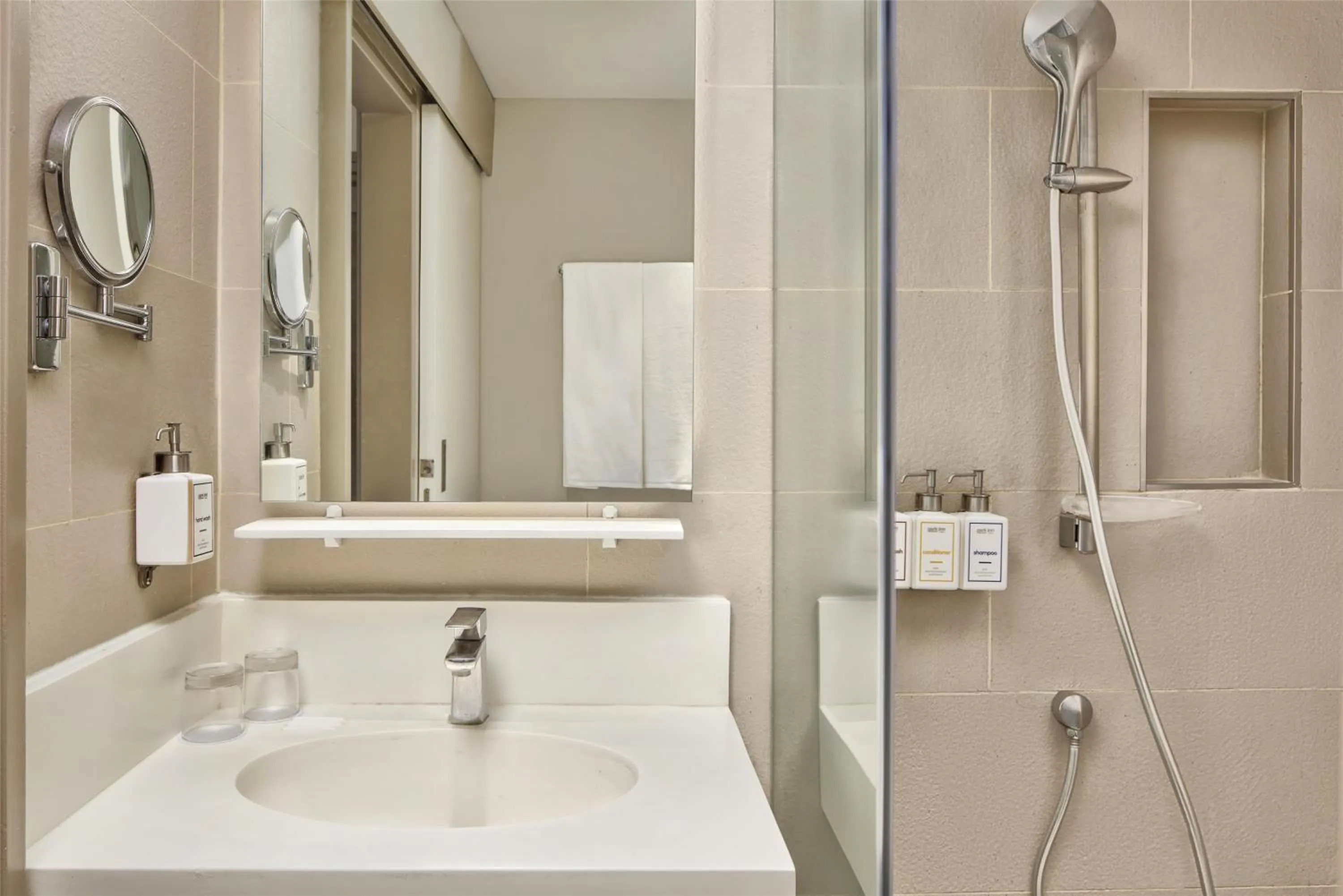 Bathroom in Park Inn By Radisson Clark