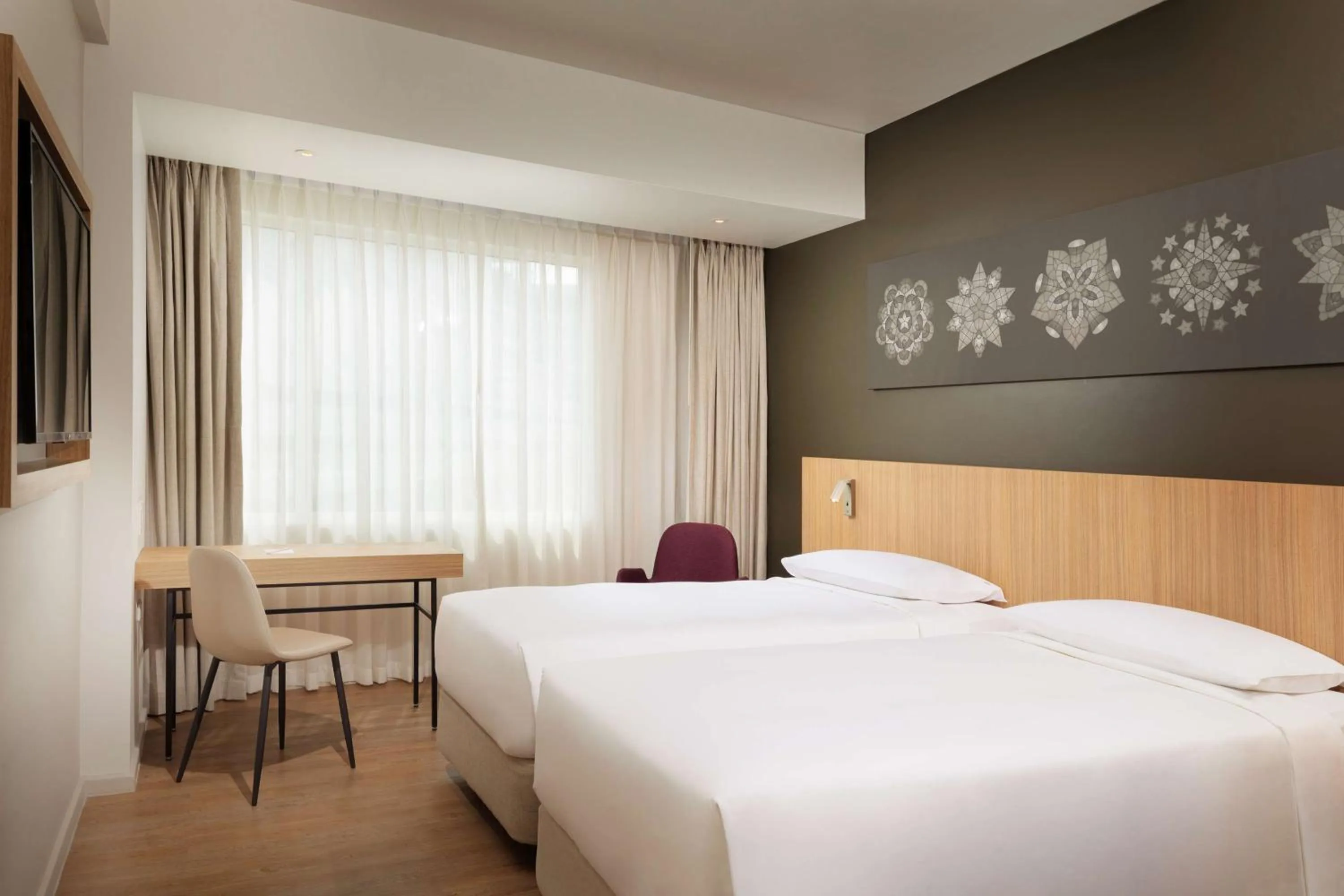 Photo of the whole room, Bed in Park Inn By Radisson Clark