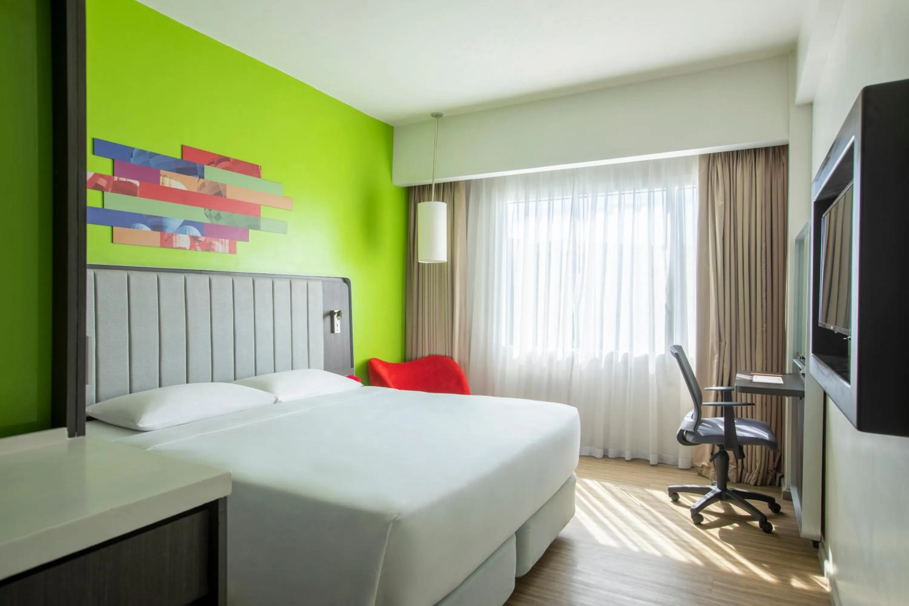 Photo of the whole room, Bed in Park Inn By Radisson Clark