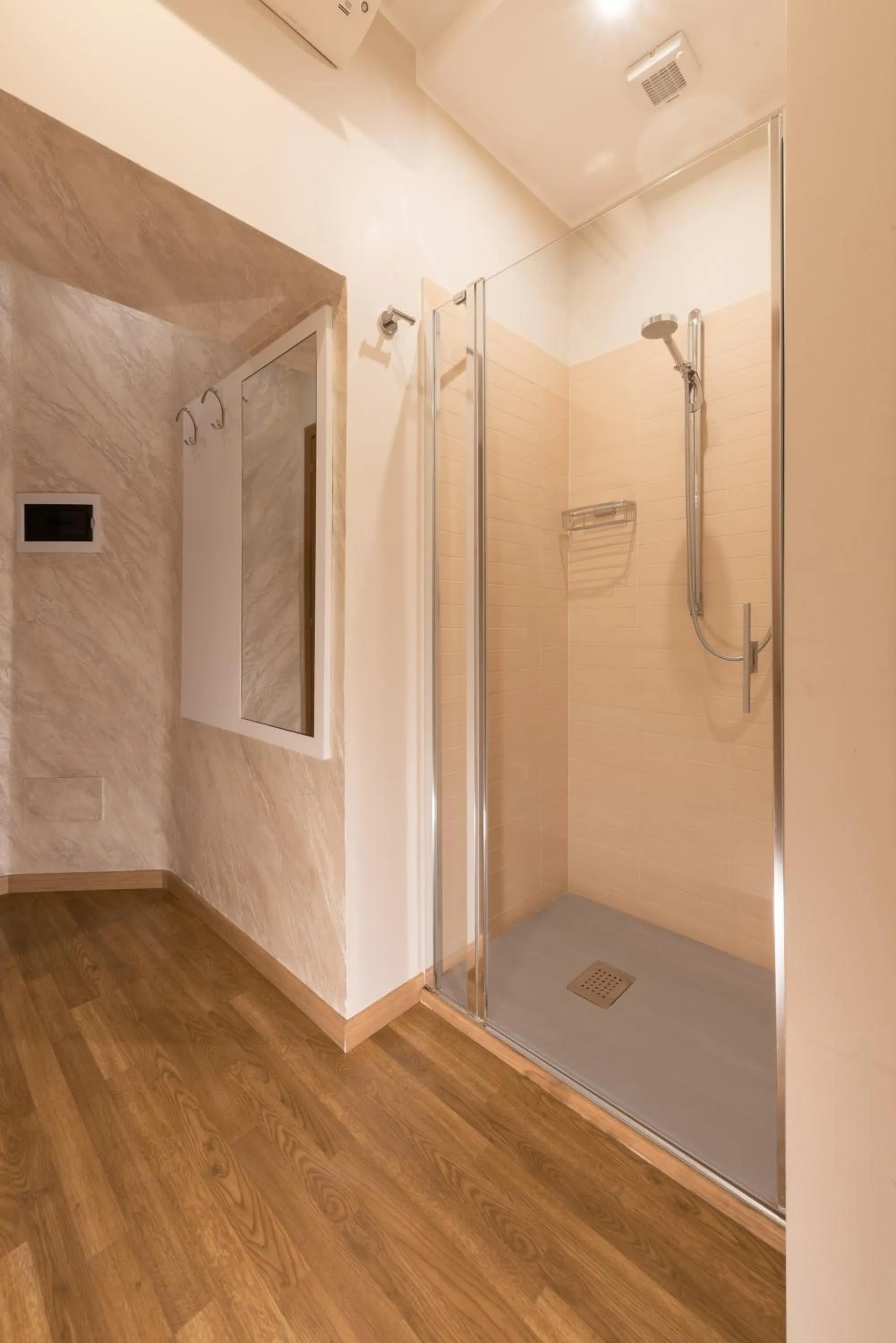 Shower in Top Floor Colosseo Guesthouse