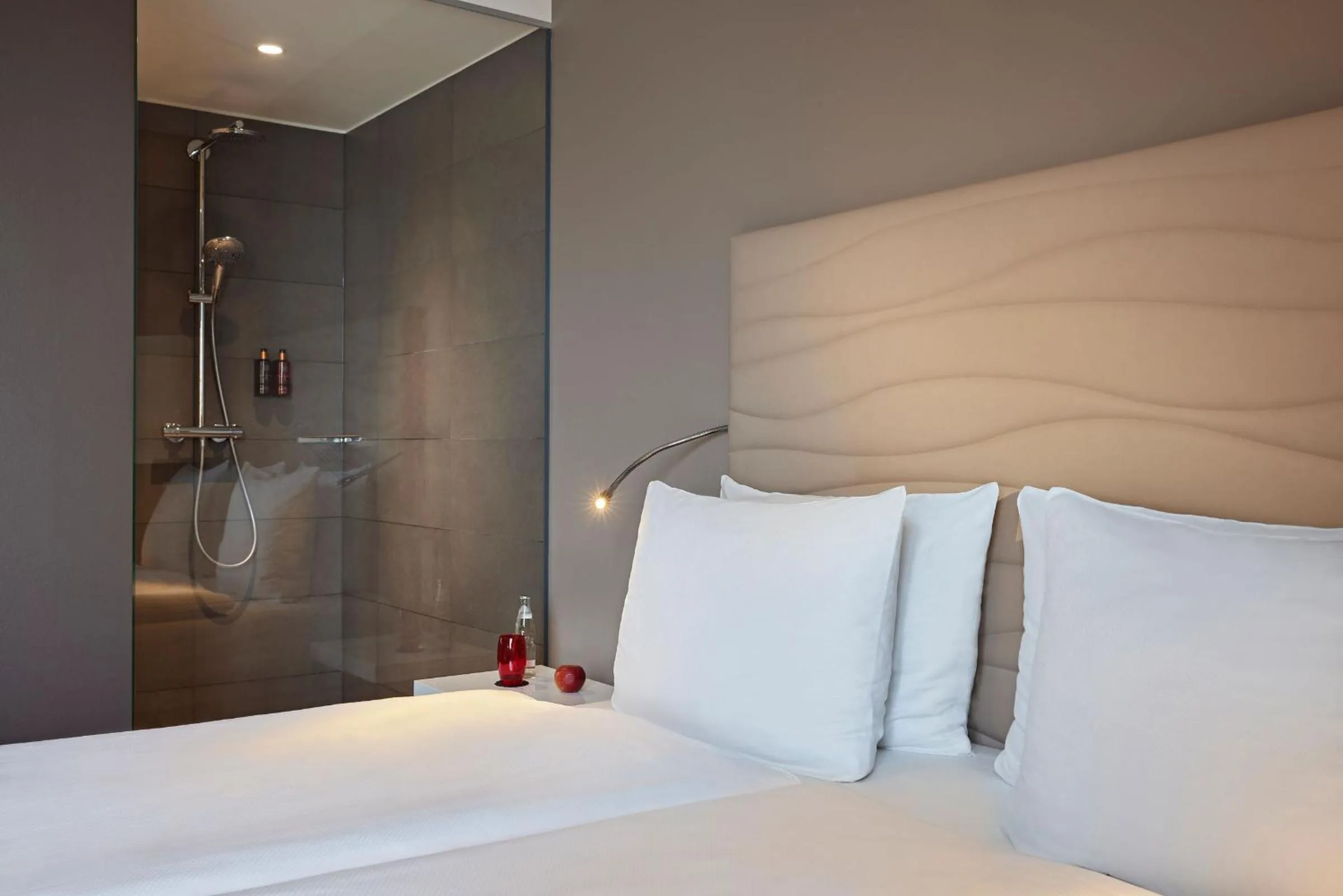 Shower, Bed in LEGERE HOTEL Bielefeld