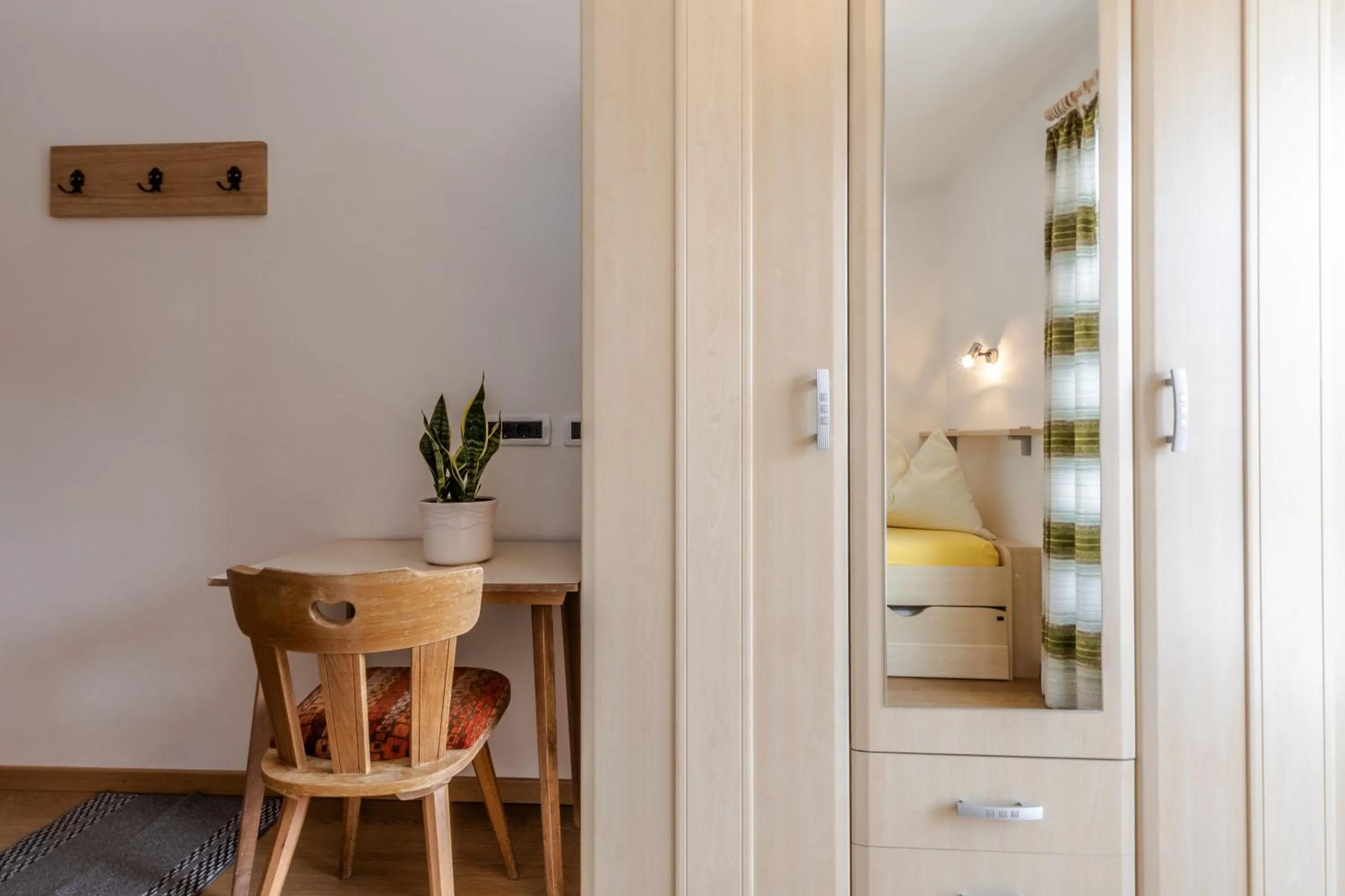 Photo of the whole room in Garni Baita