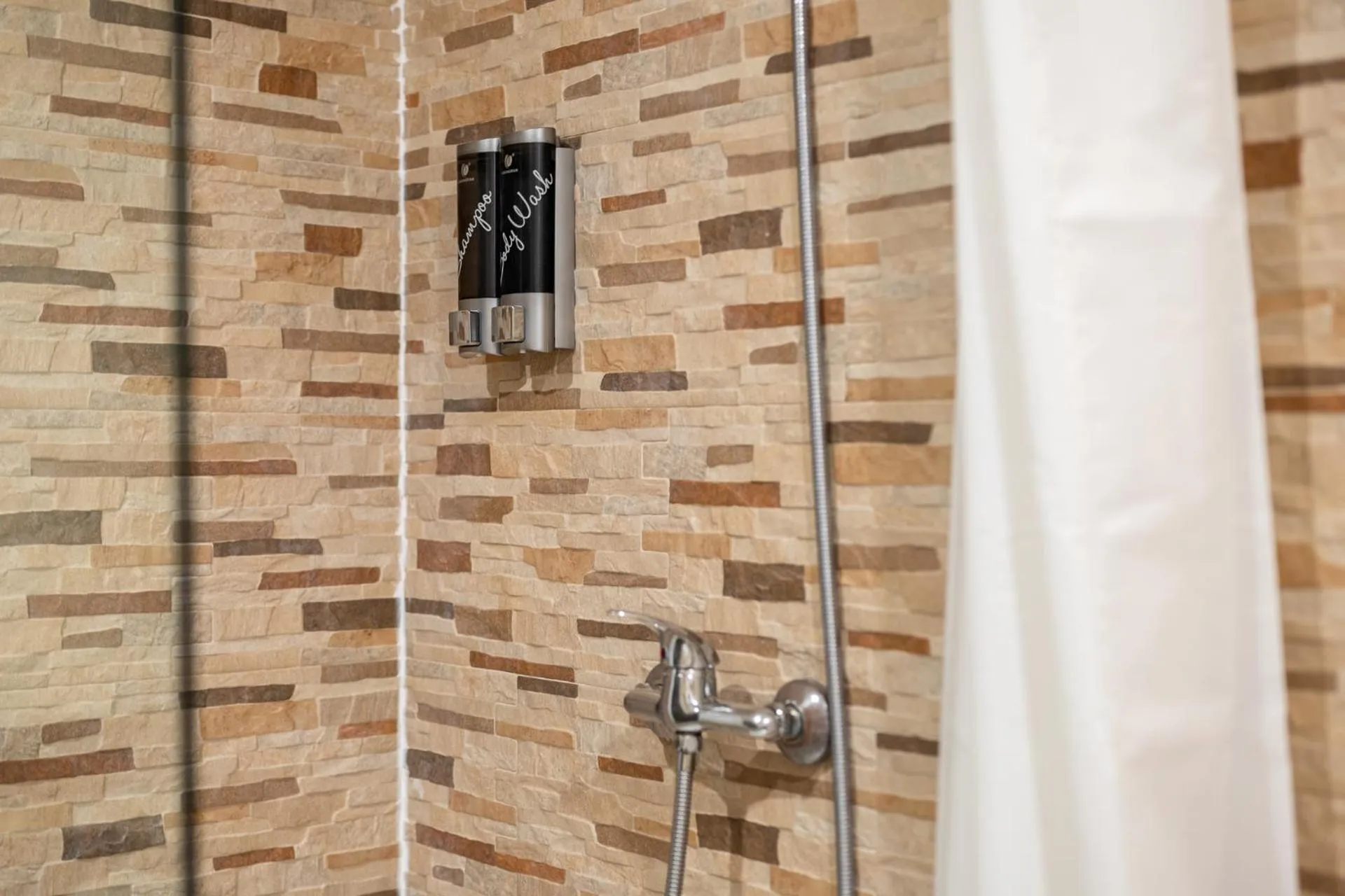 Shower in Laramond Barcelona Rooms