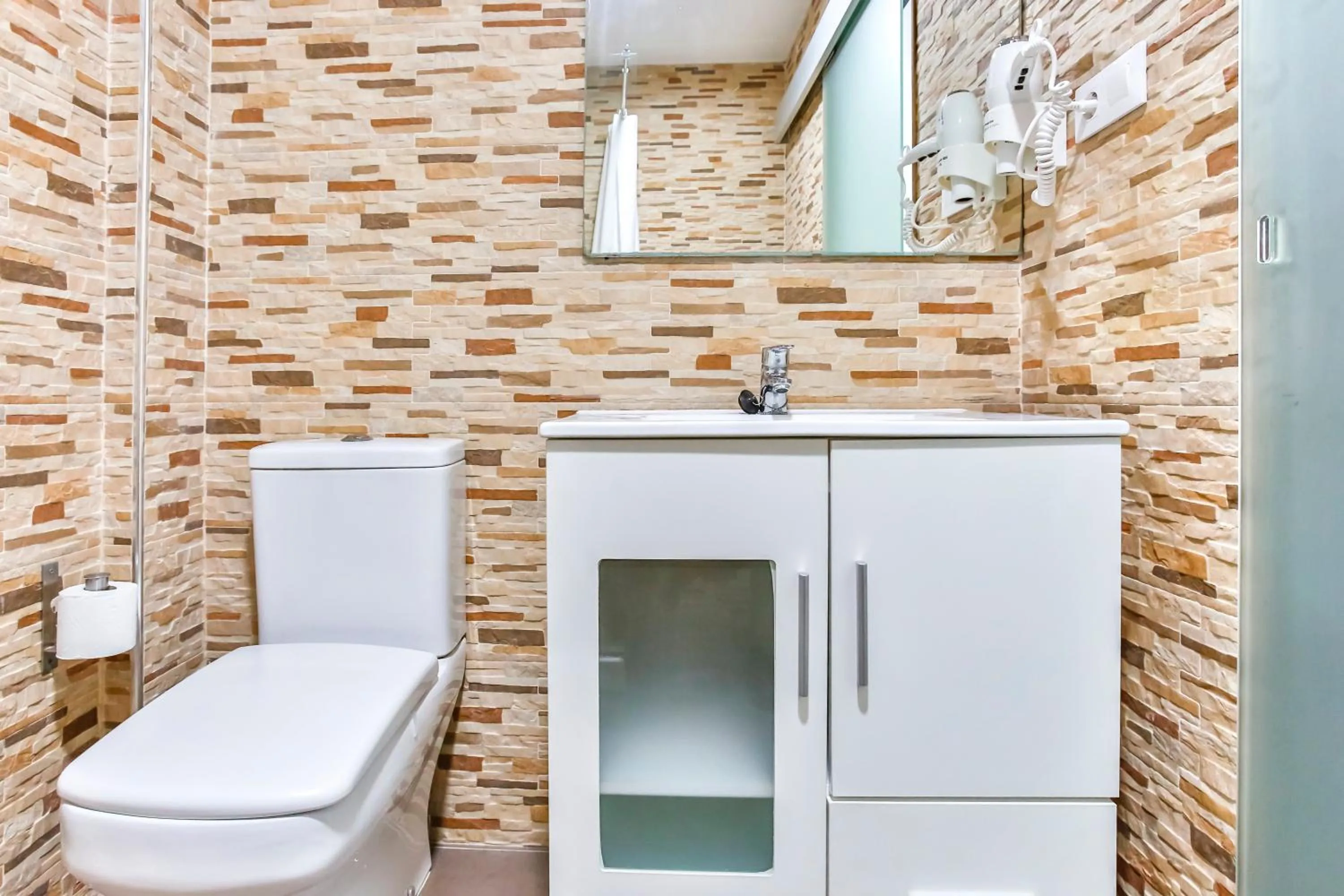 Toilet in Laramond Barcelona Rooms