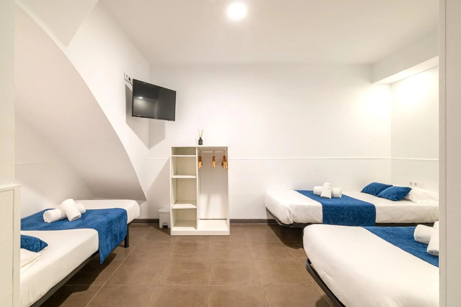 Bed in Laramond Barcelona Rooms