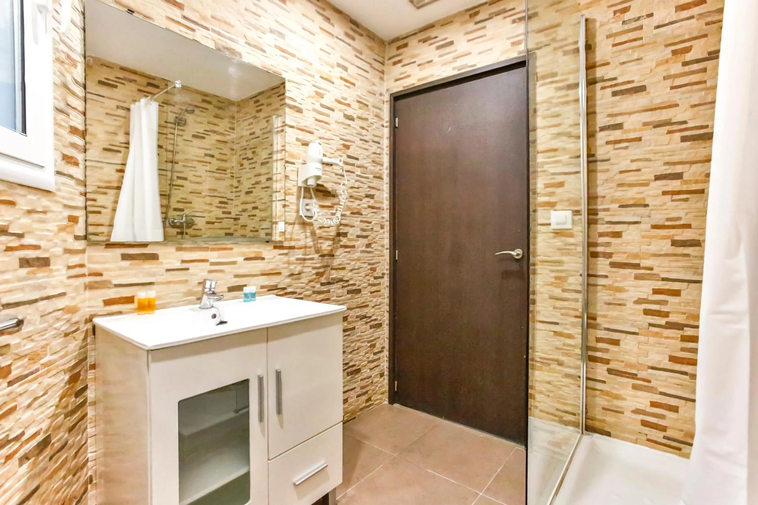 Shower in Laramond Barcelona Rooms