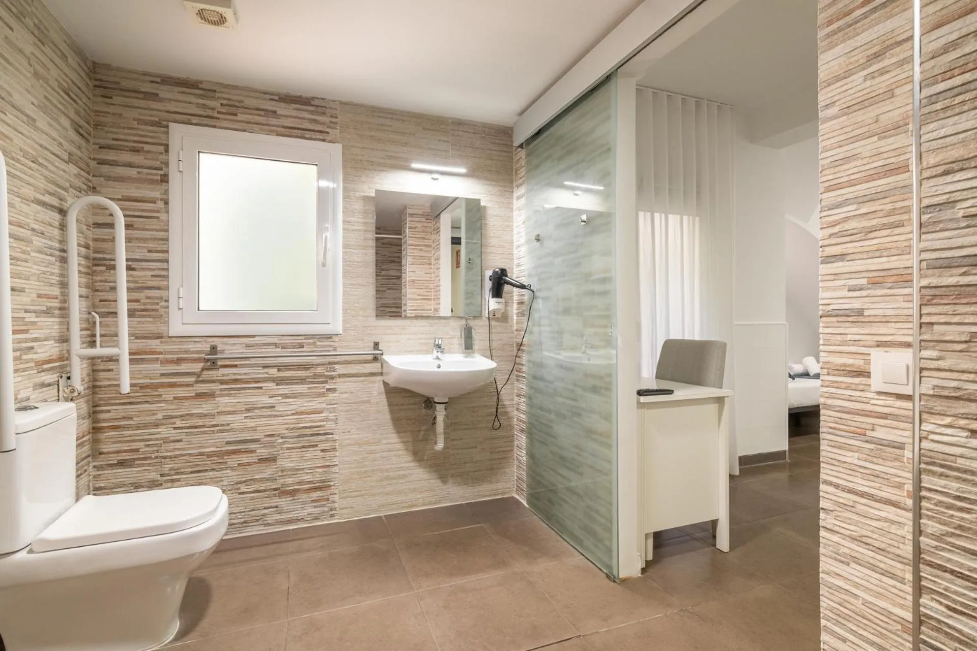 Toilet in Laramond Barcelona Rooms