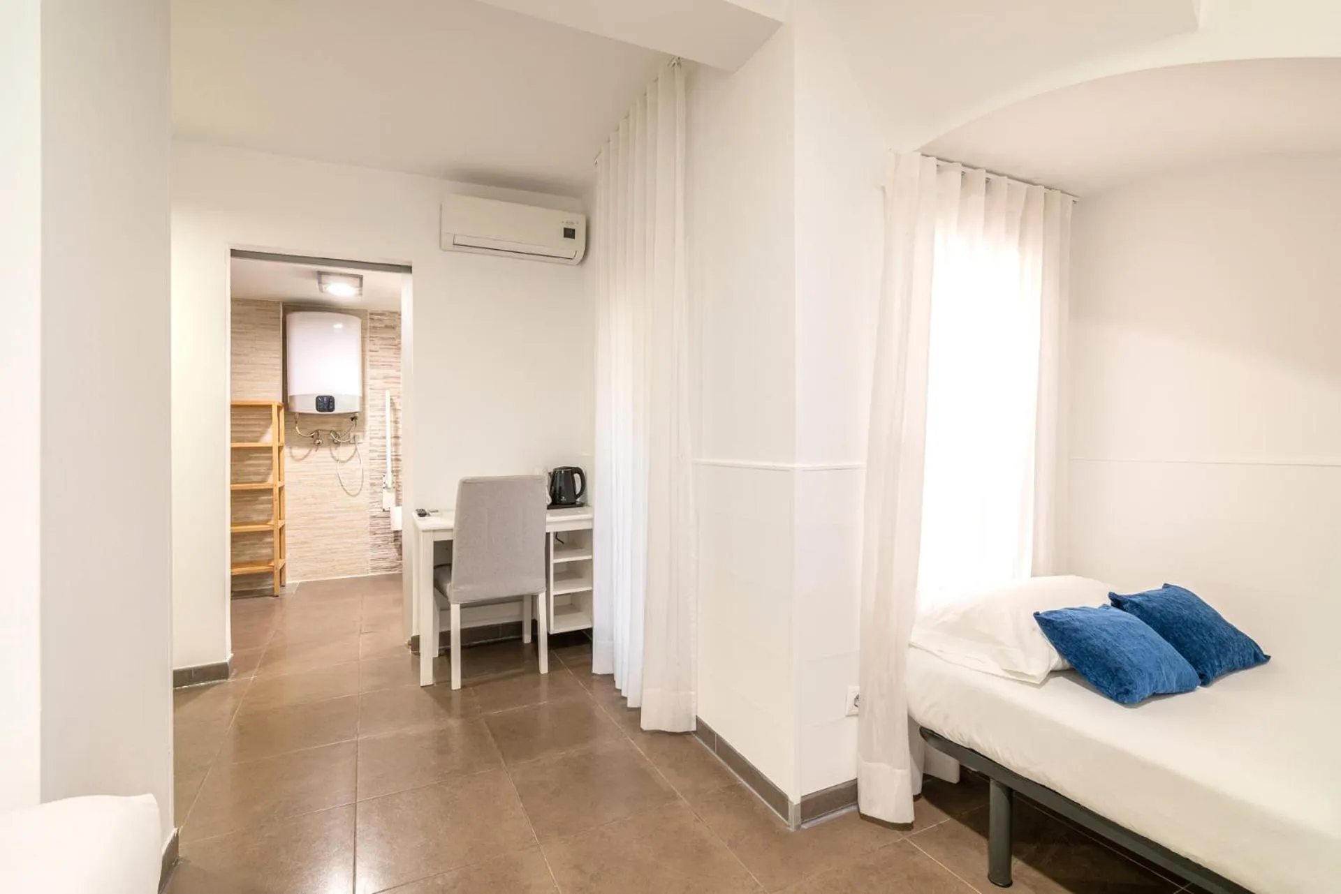 Bed in Laramond Barcelona Rooms