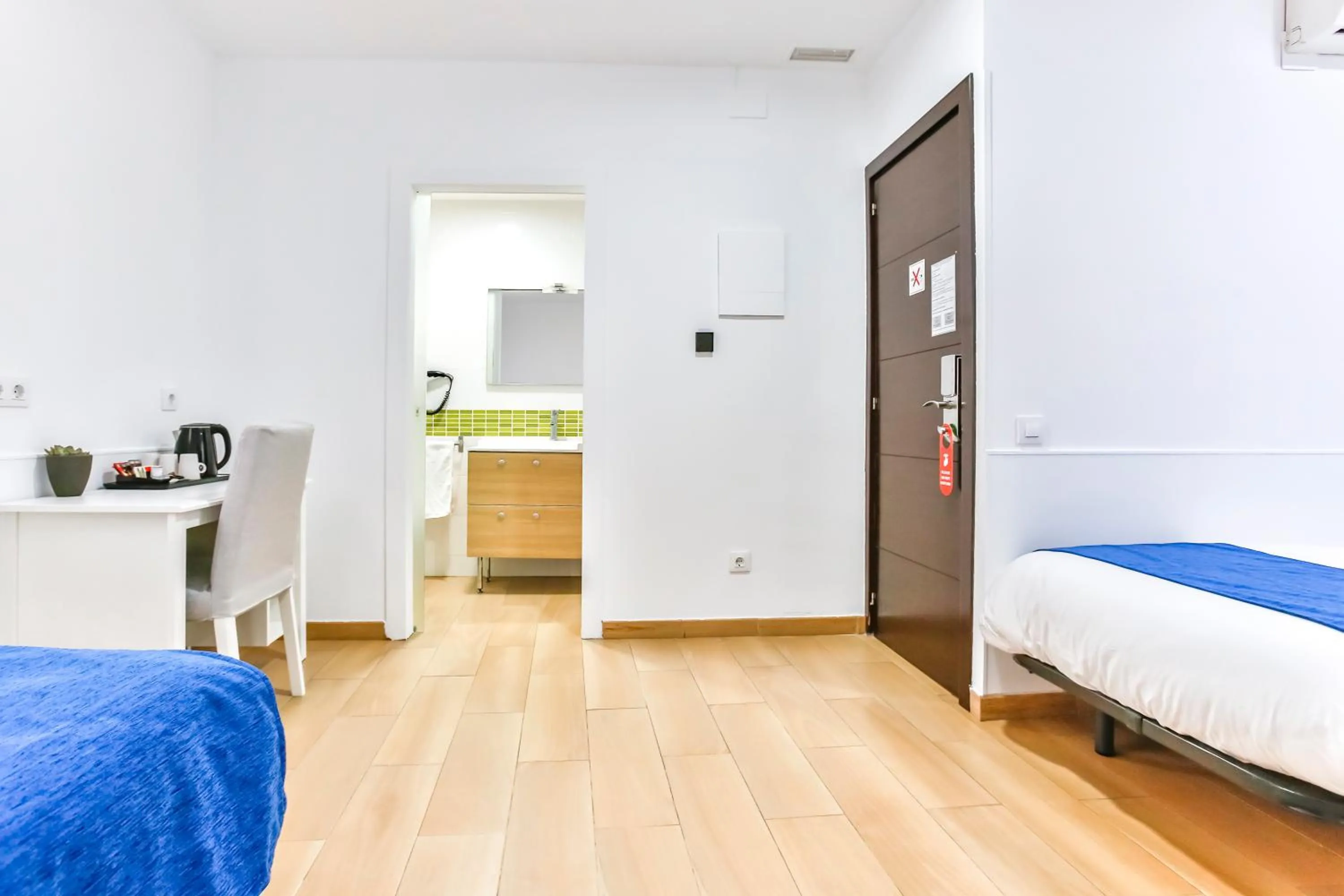 Bed in Laramond Barcelona Rooms