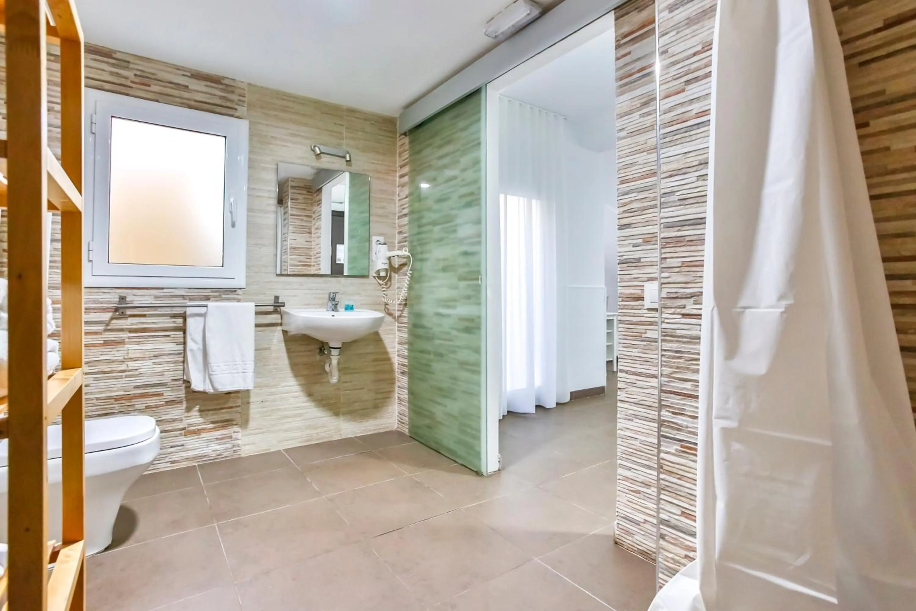 Bathroom in Laramond Barcelona Rooms