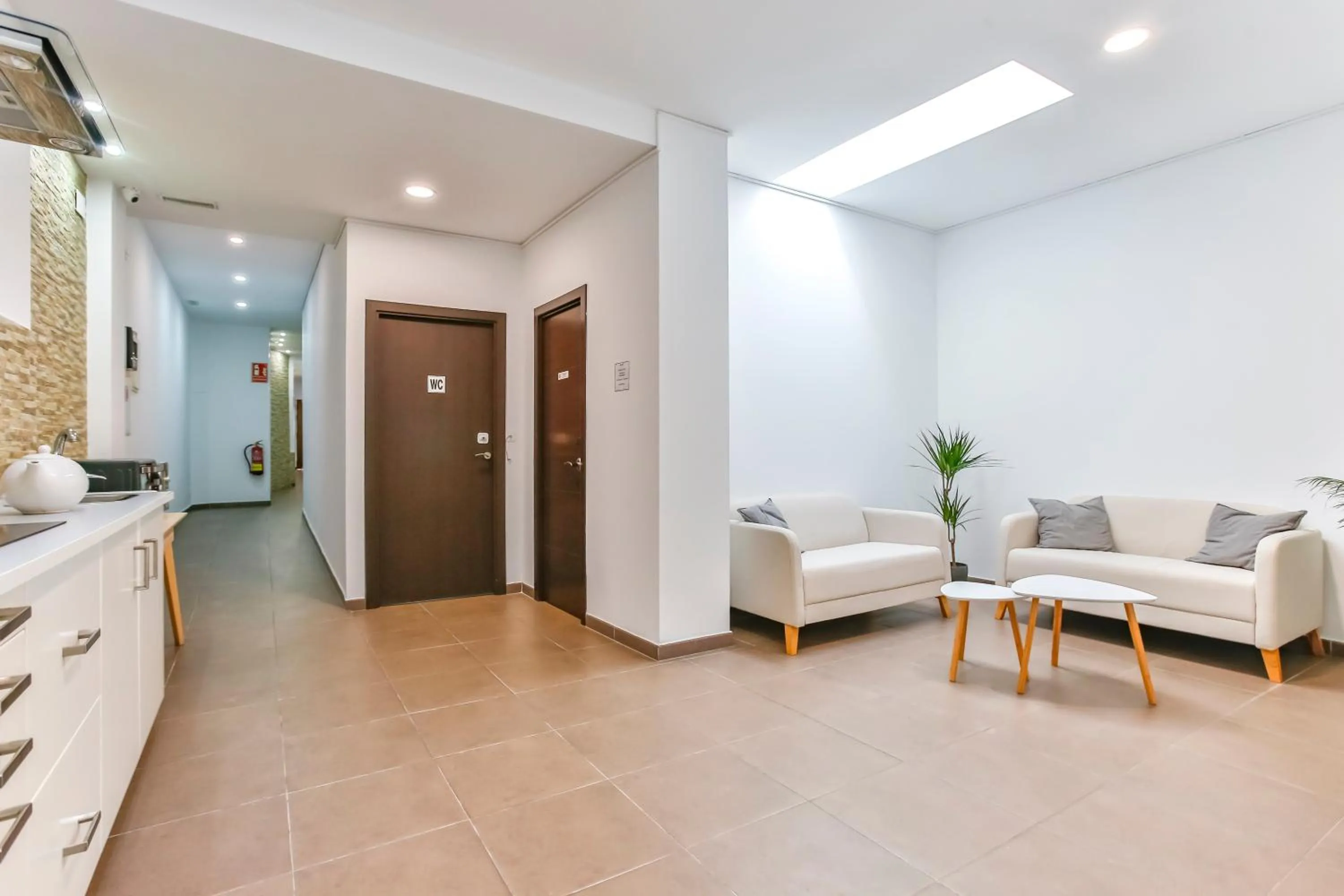 Communal lounge/ TV room in Laramond Barcelona Rooms