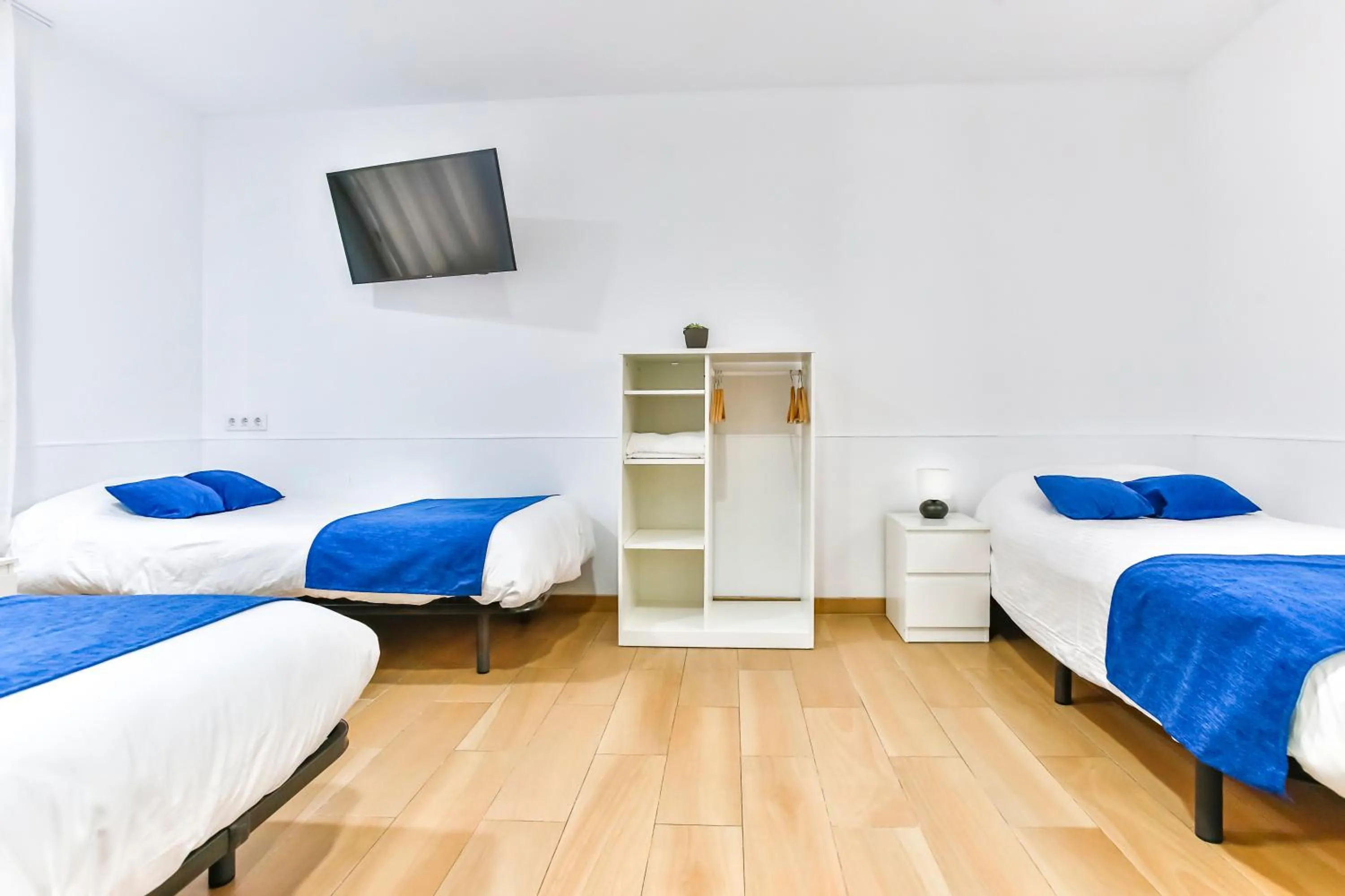 Bed in Laramond Barcelona Rooms