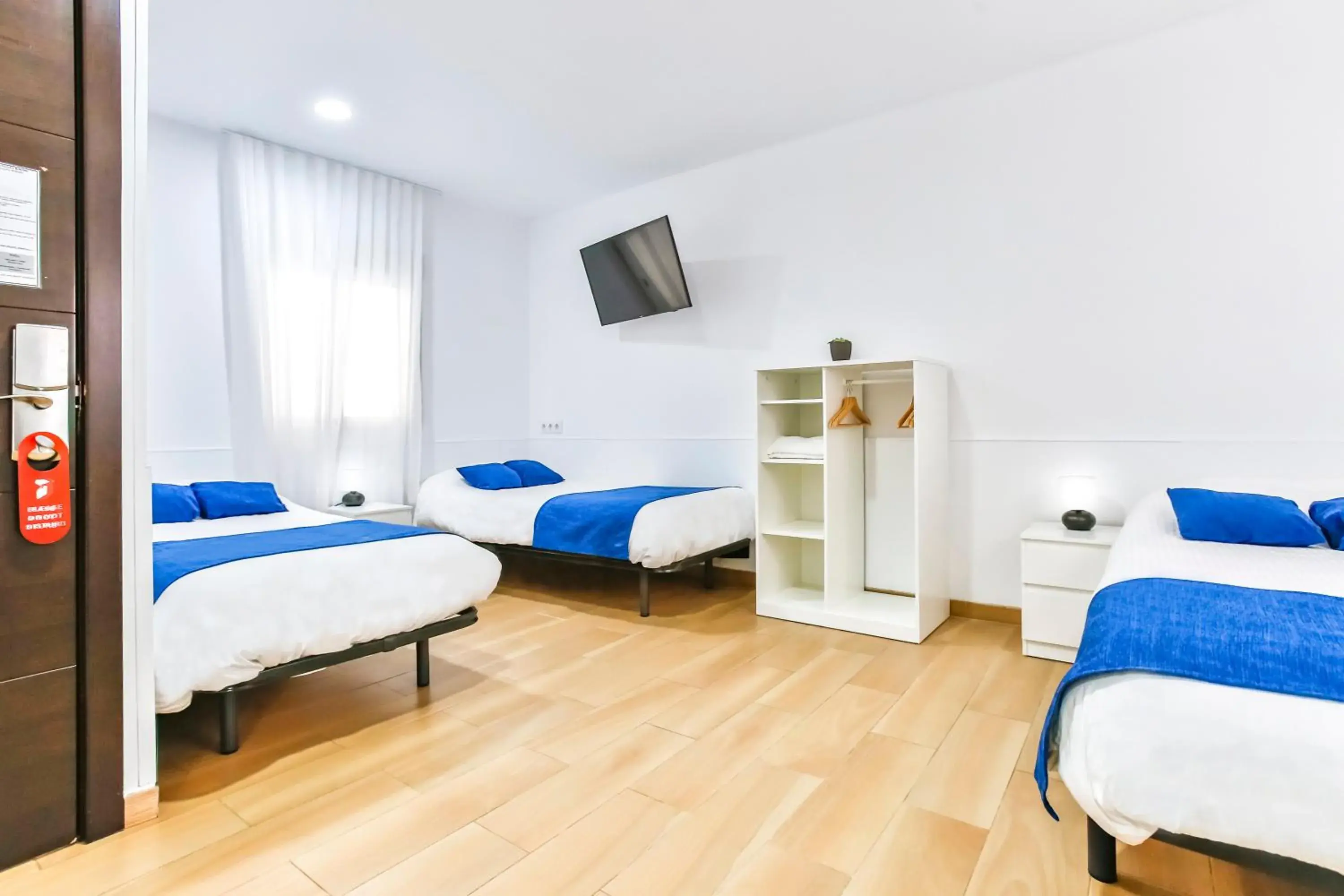 Triple Room with Private Bathroom in Laramond Barcelona Rooms Triple Room with Private Bathroom in Laramond Barcelona Rooms