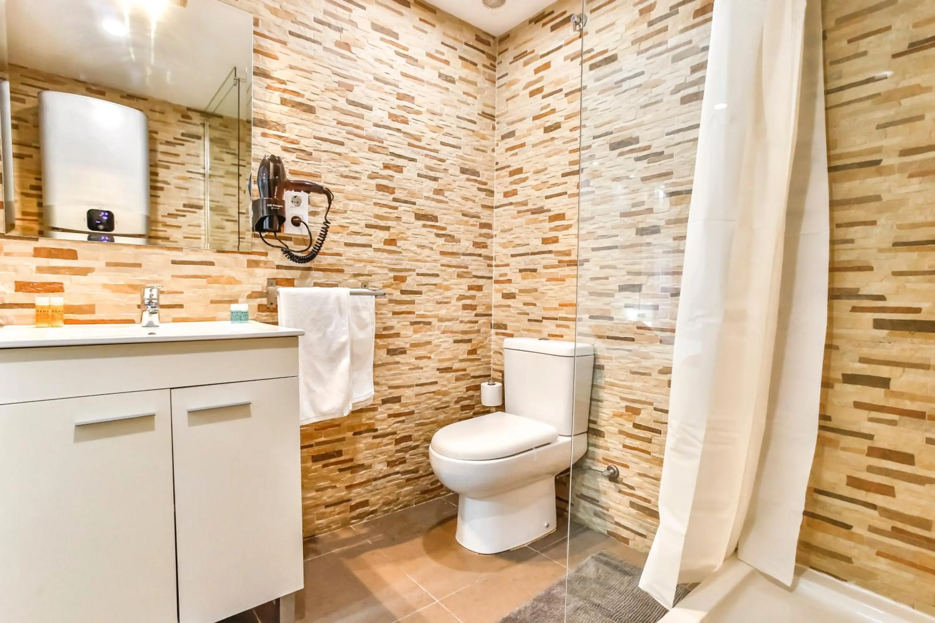 Toilet in Laramond Barcelona Rooms