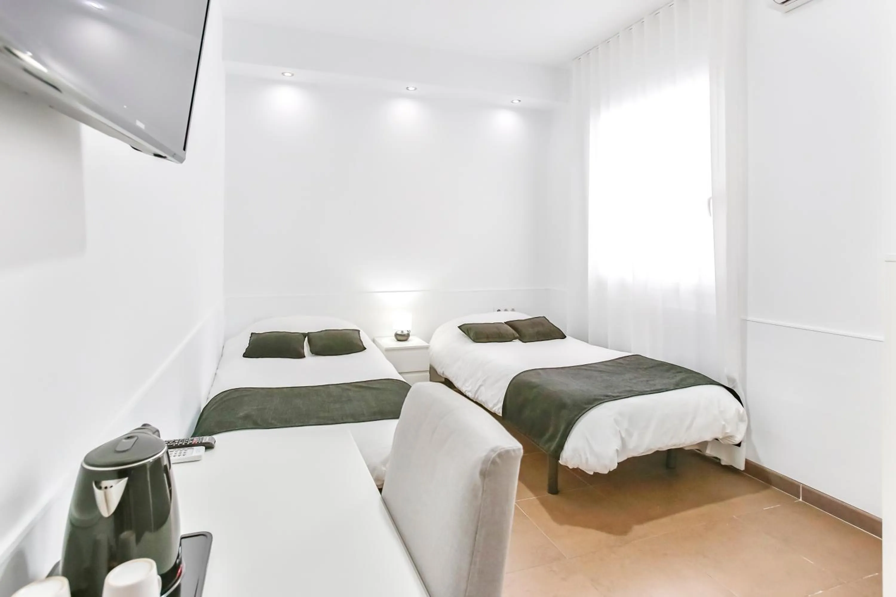 Bed in Laramond Barcelona Rooms