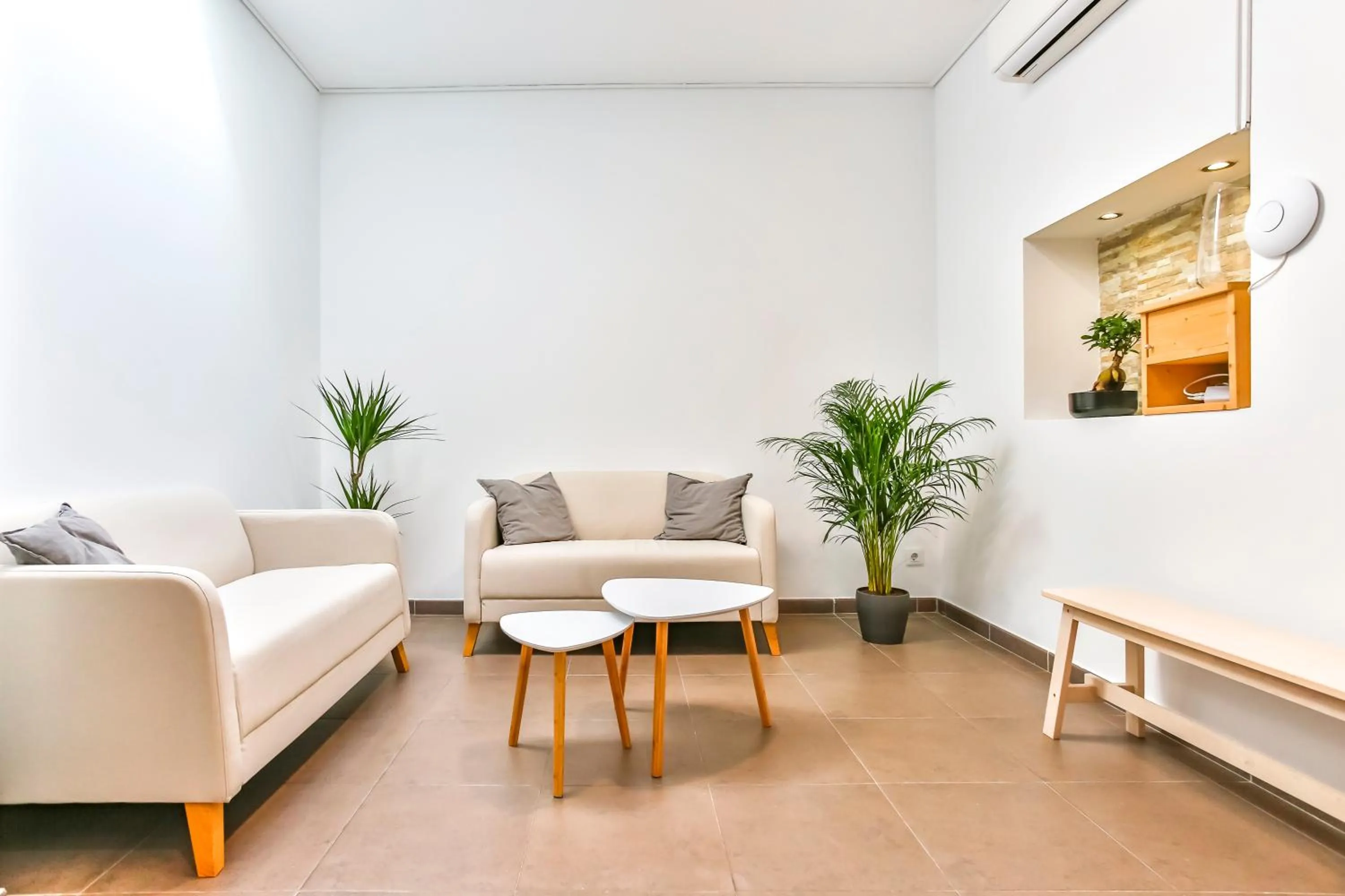 Communal lounge/ TV room in Laramond Barcelona Rooms