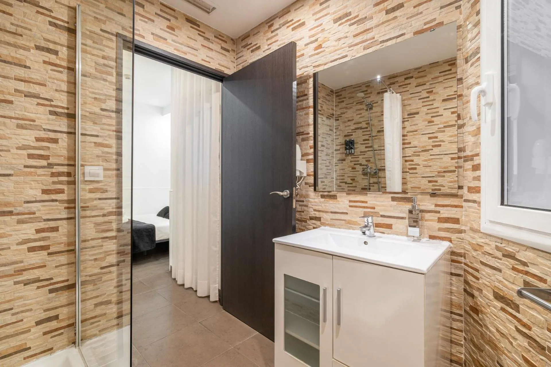 Bathroom in Laramond Barcelona Rooms