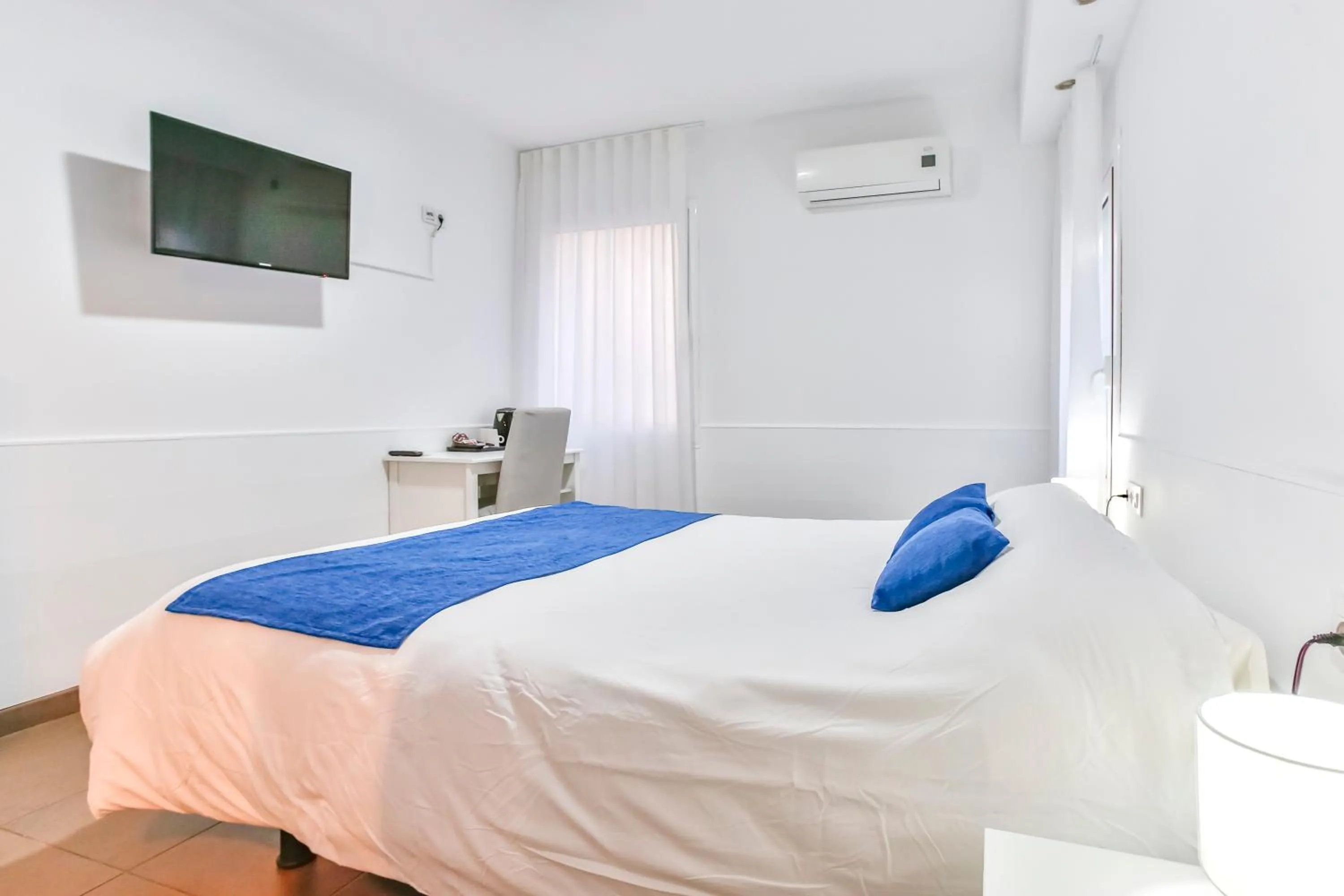 Bed in Laramond Barcelona Rooms