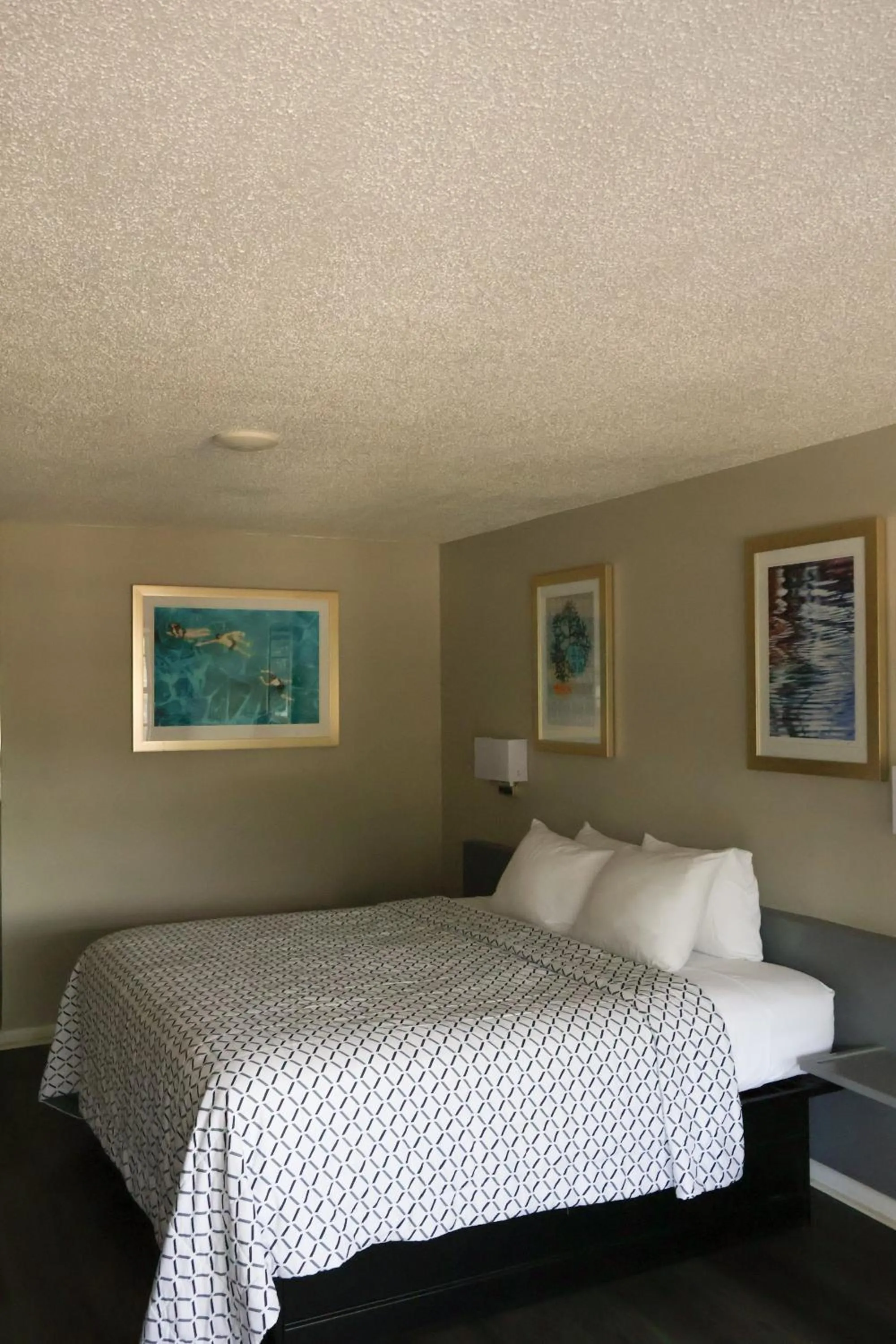 Bed in Economy Inn Historic District