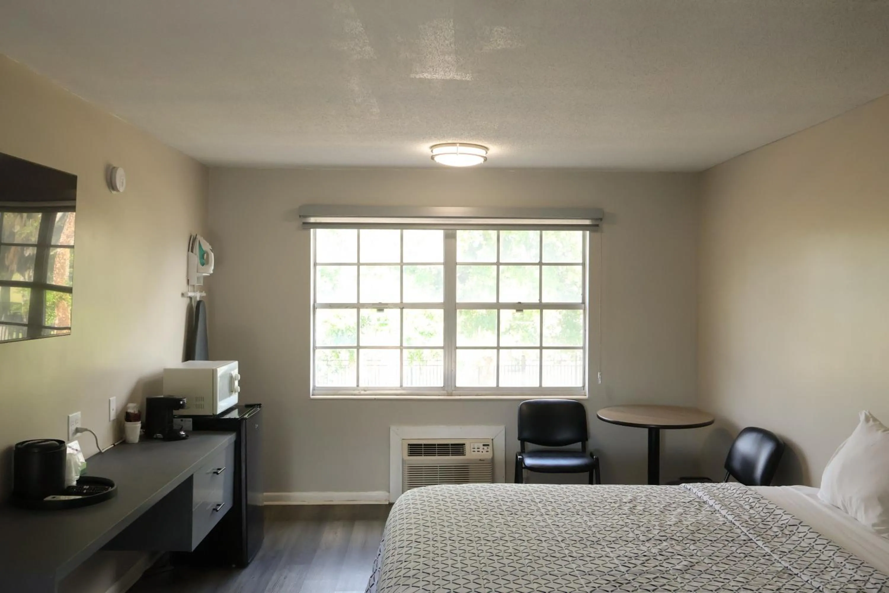 Bed in Economy Inn Historic District