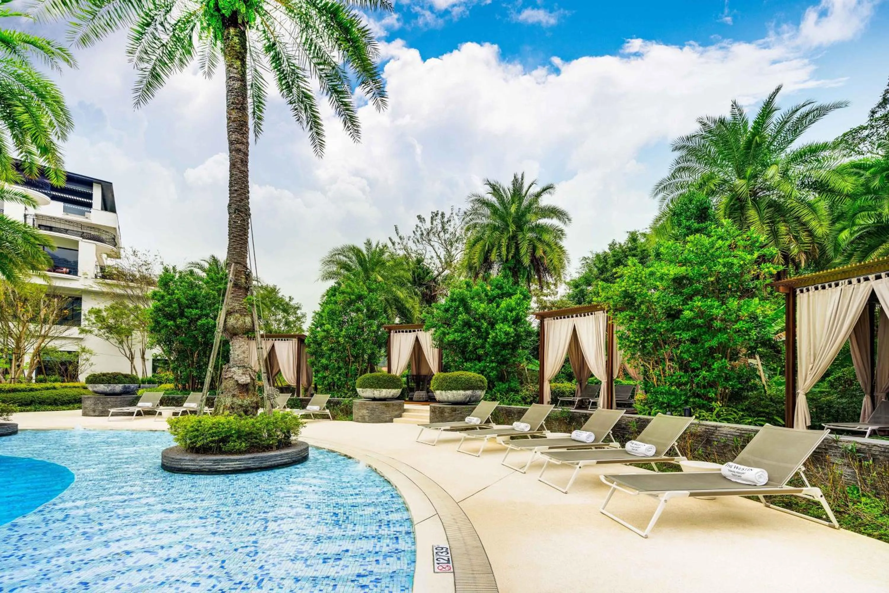 Swimming pool in The Westin Tashee Resort, Taoyuan