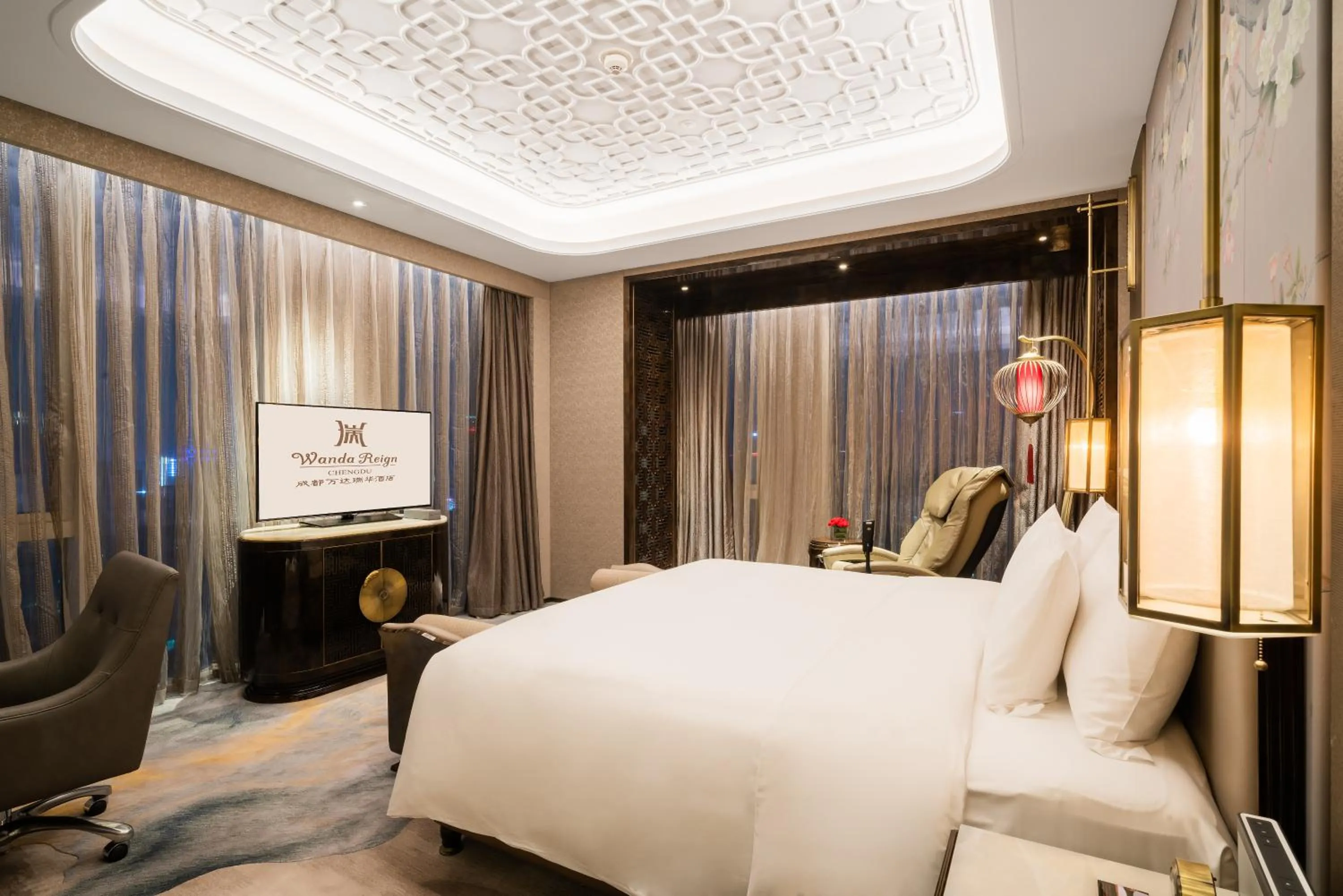 Photo of the whole room, Bed in Wanda Reign Chengdu