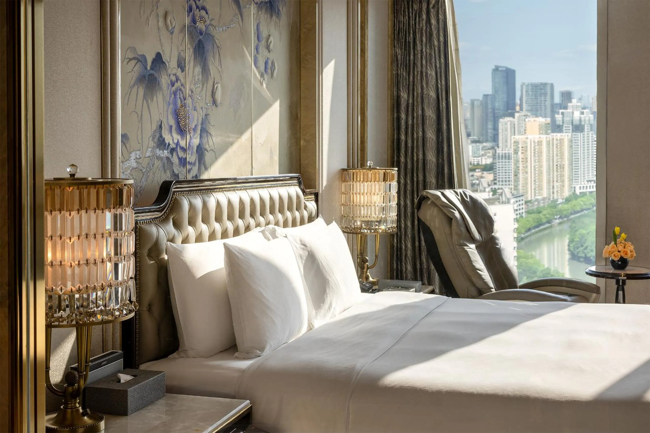 Property logo or sign, Bed in Wanda Reign Chengdu