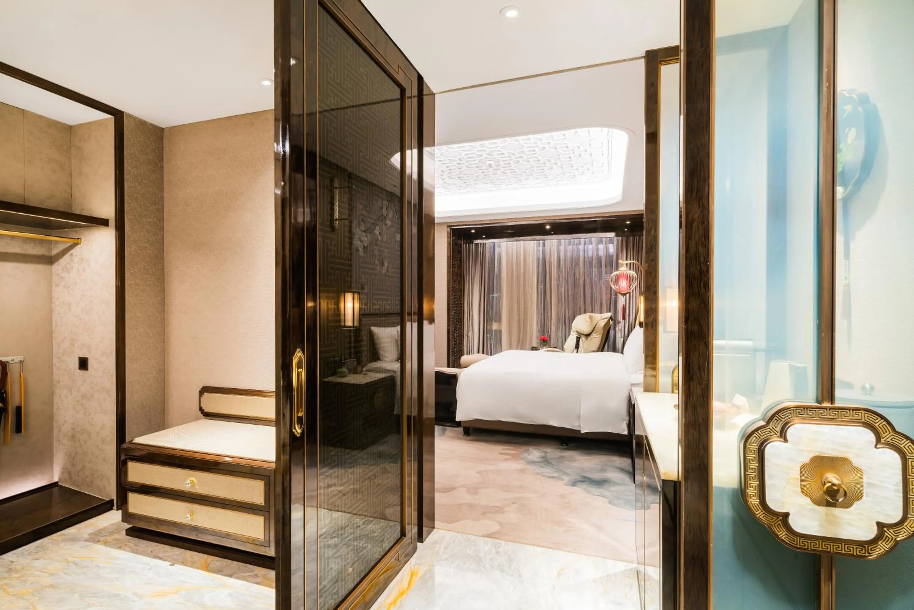 Photo of the whole room, Bed in Wanda Reign Chengdu
