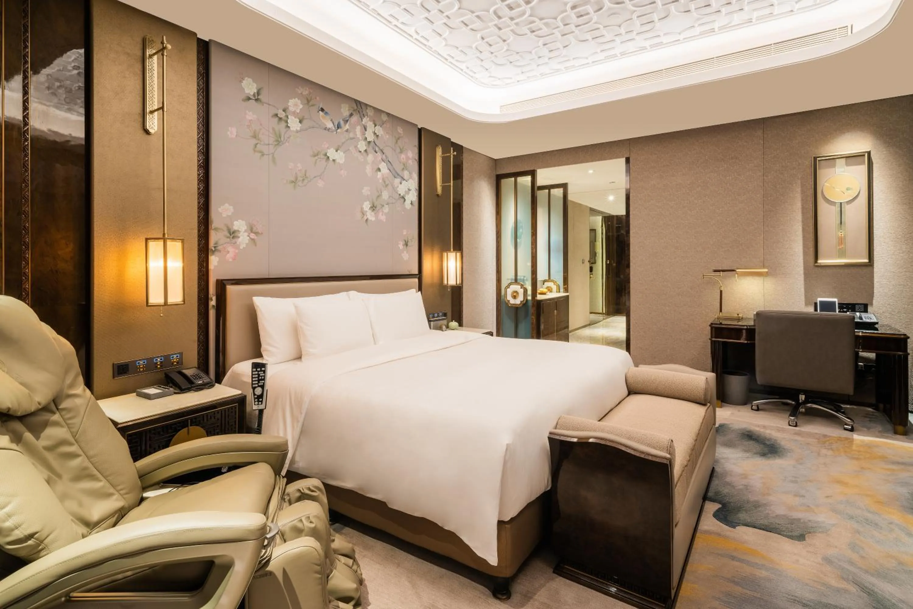Photo of the whole room, Bed in Wanda Reign Chengdu