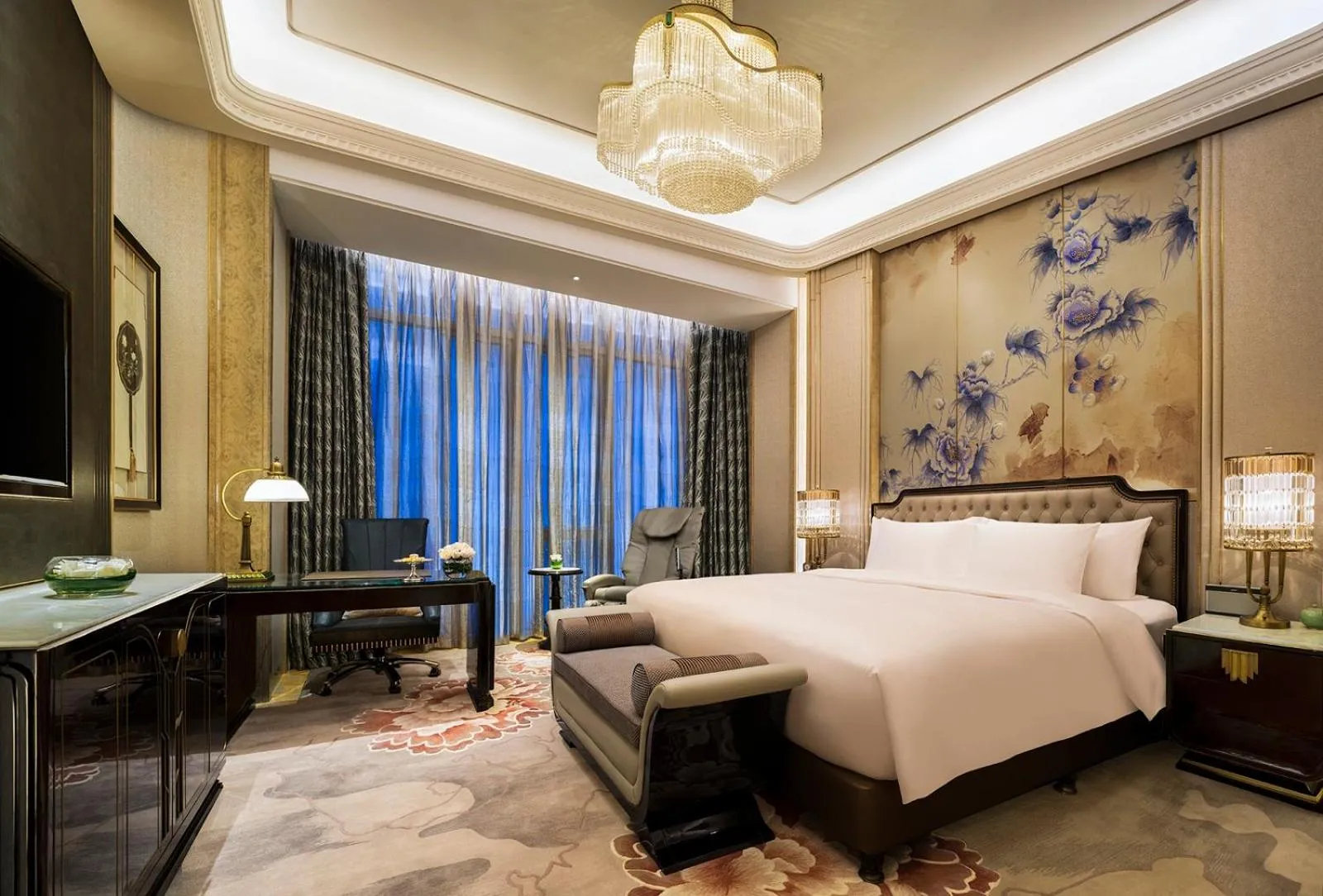 Bedroom, Bed in Wanda Reign Chengdu