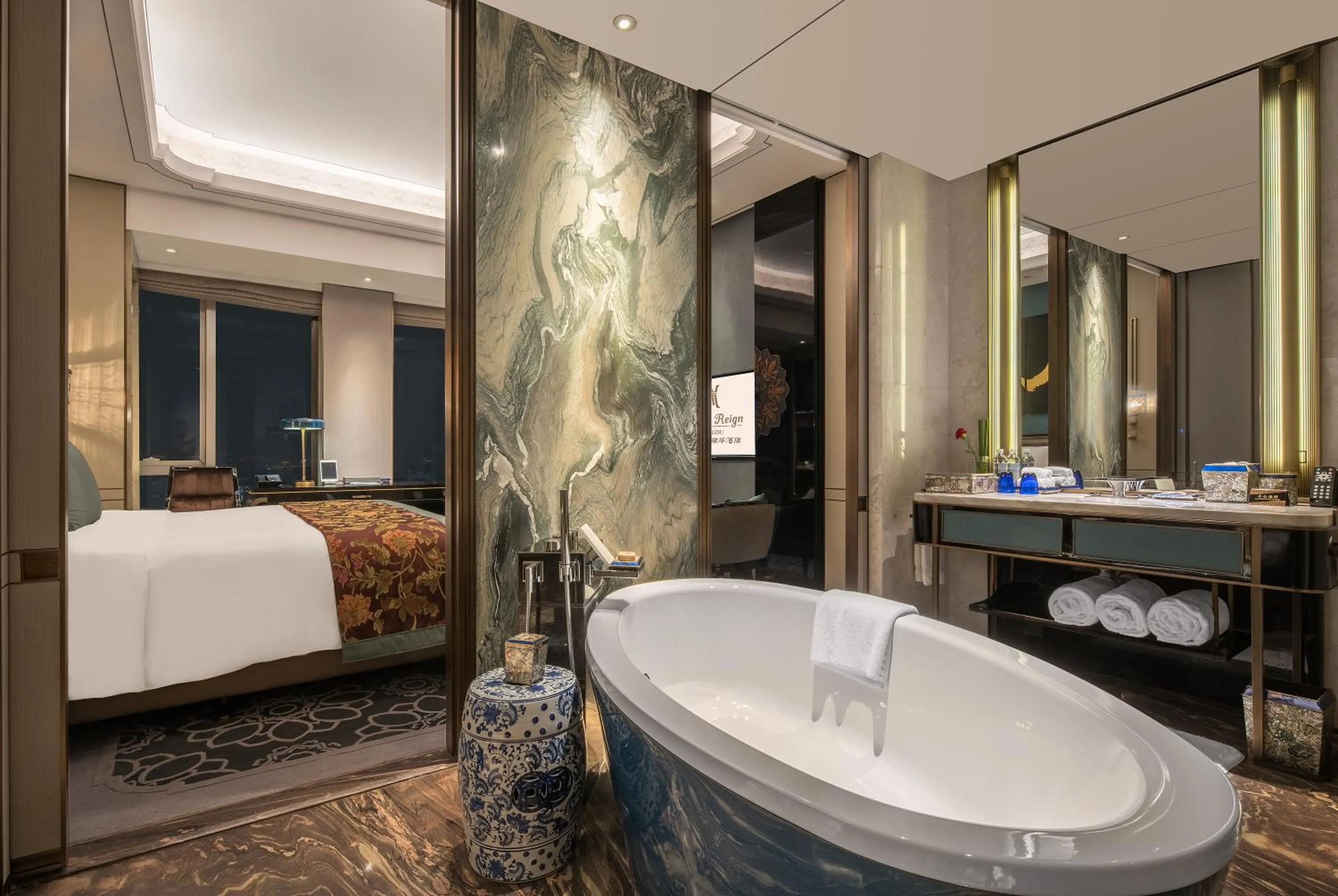 Bathroom, Bed in Wanda Reign Chengdu