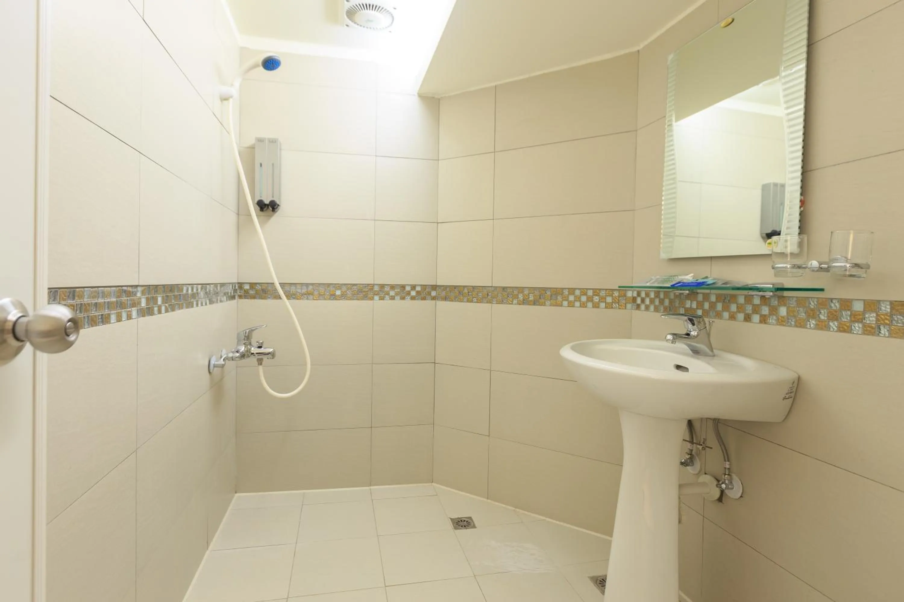 Toilet in Travelyoung Hotel