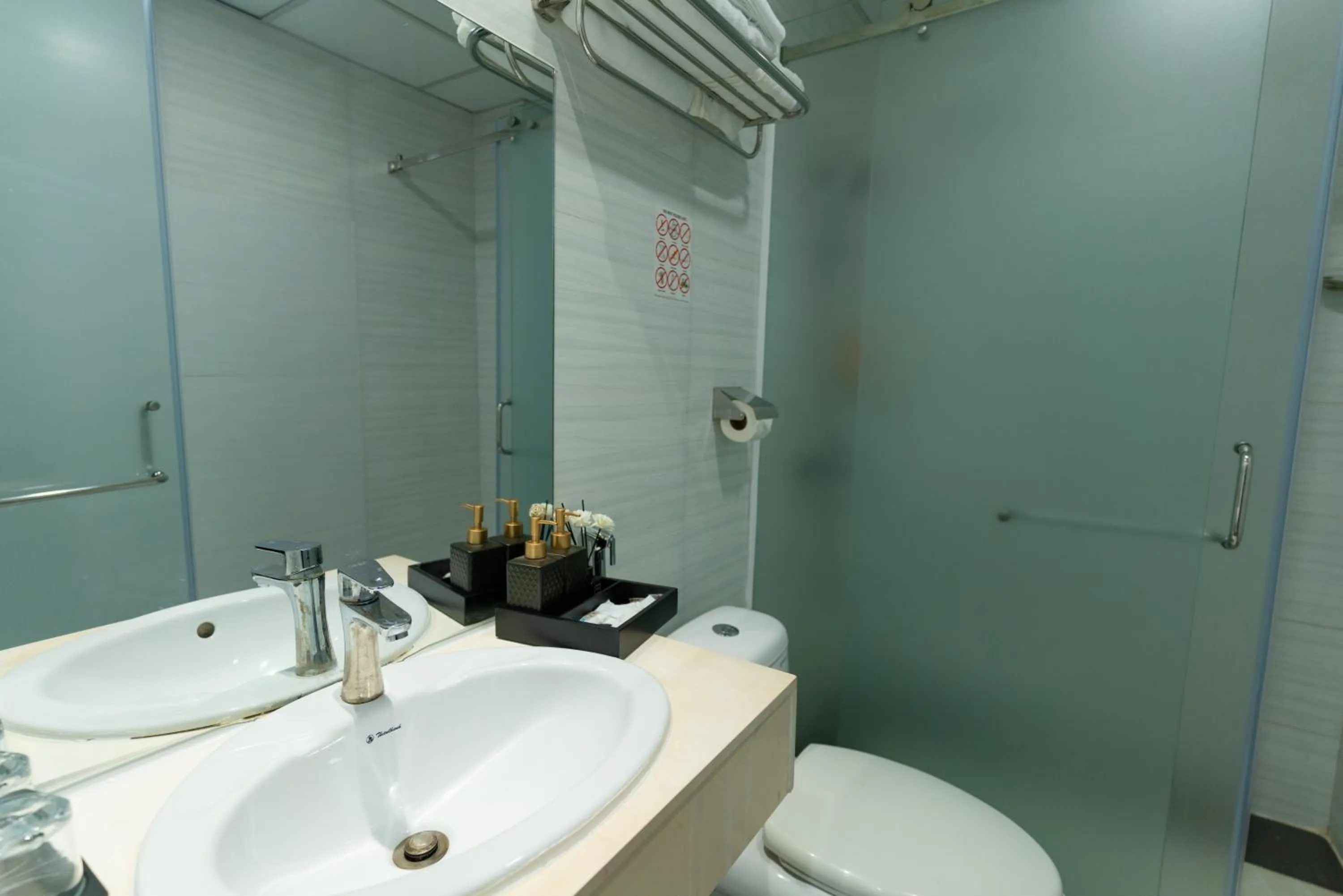 Shower in Queen Central Hotel - Ben Thanh Market