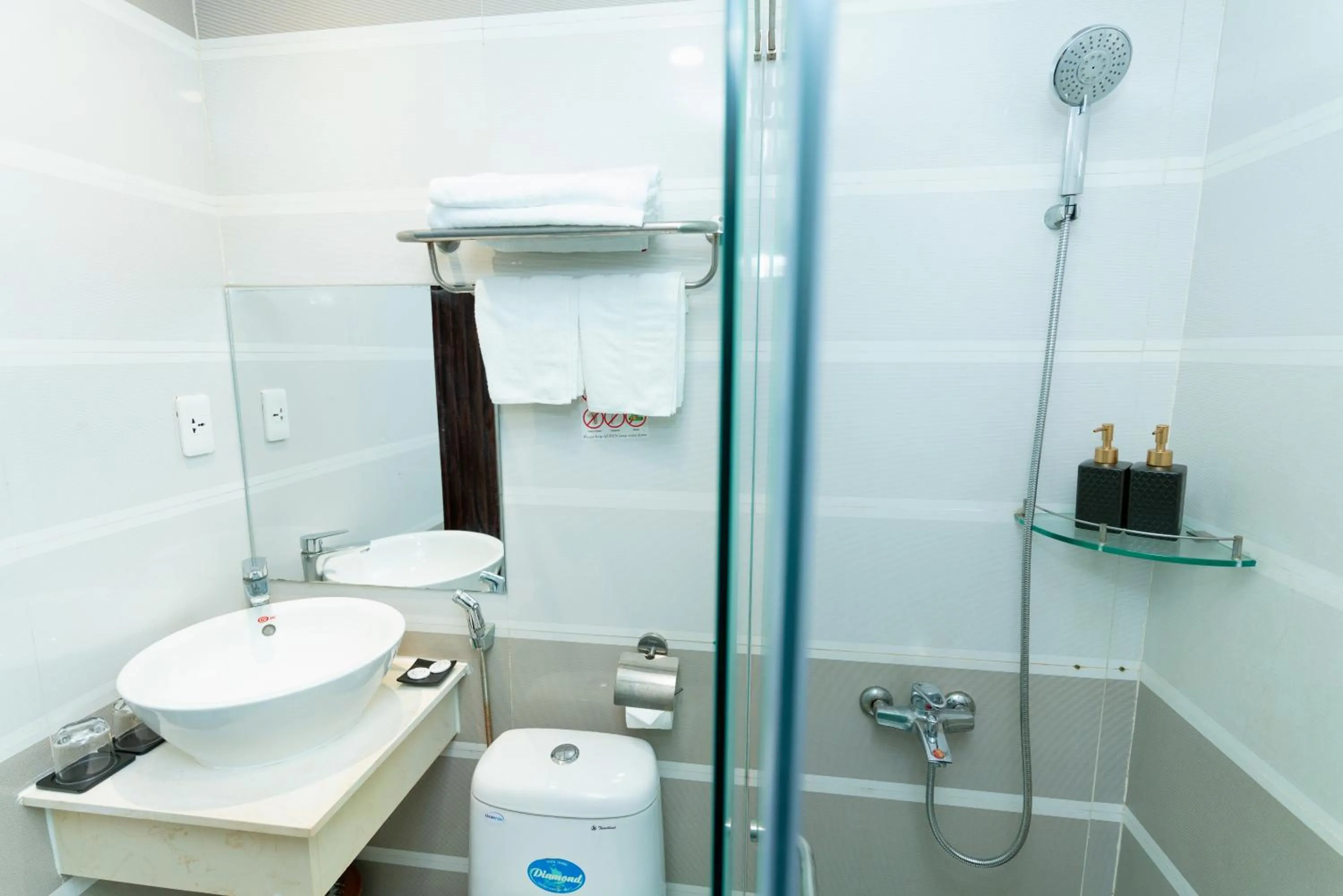 Shower in Queen Central Hotel - Ben Thanh Market