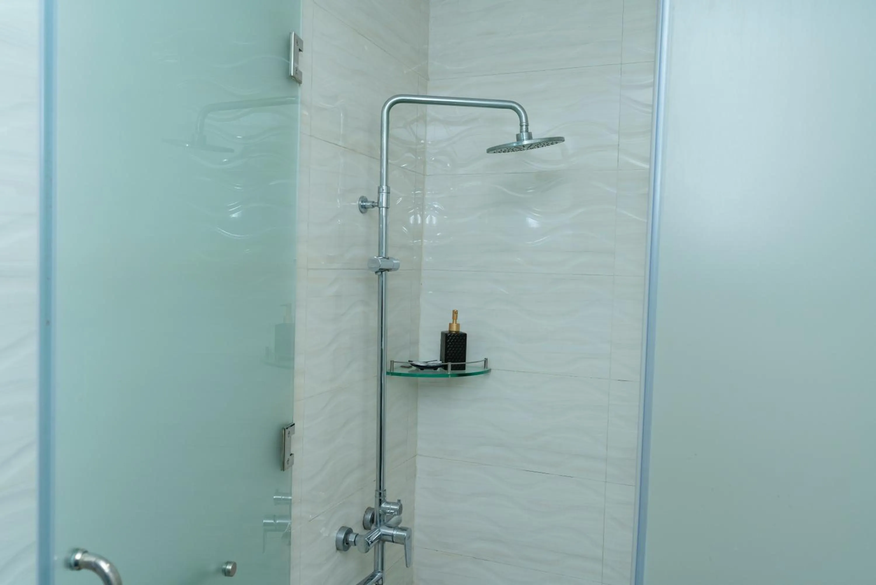 Bathroom in Queen Central Hotel - Ben Thanh Market