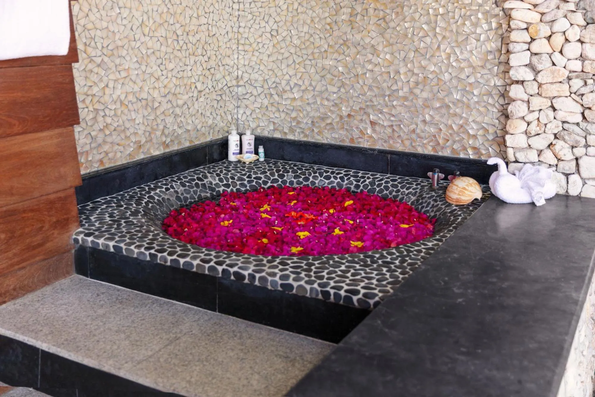 Area and facilities in NoaNoa Private Island