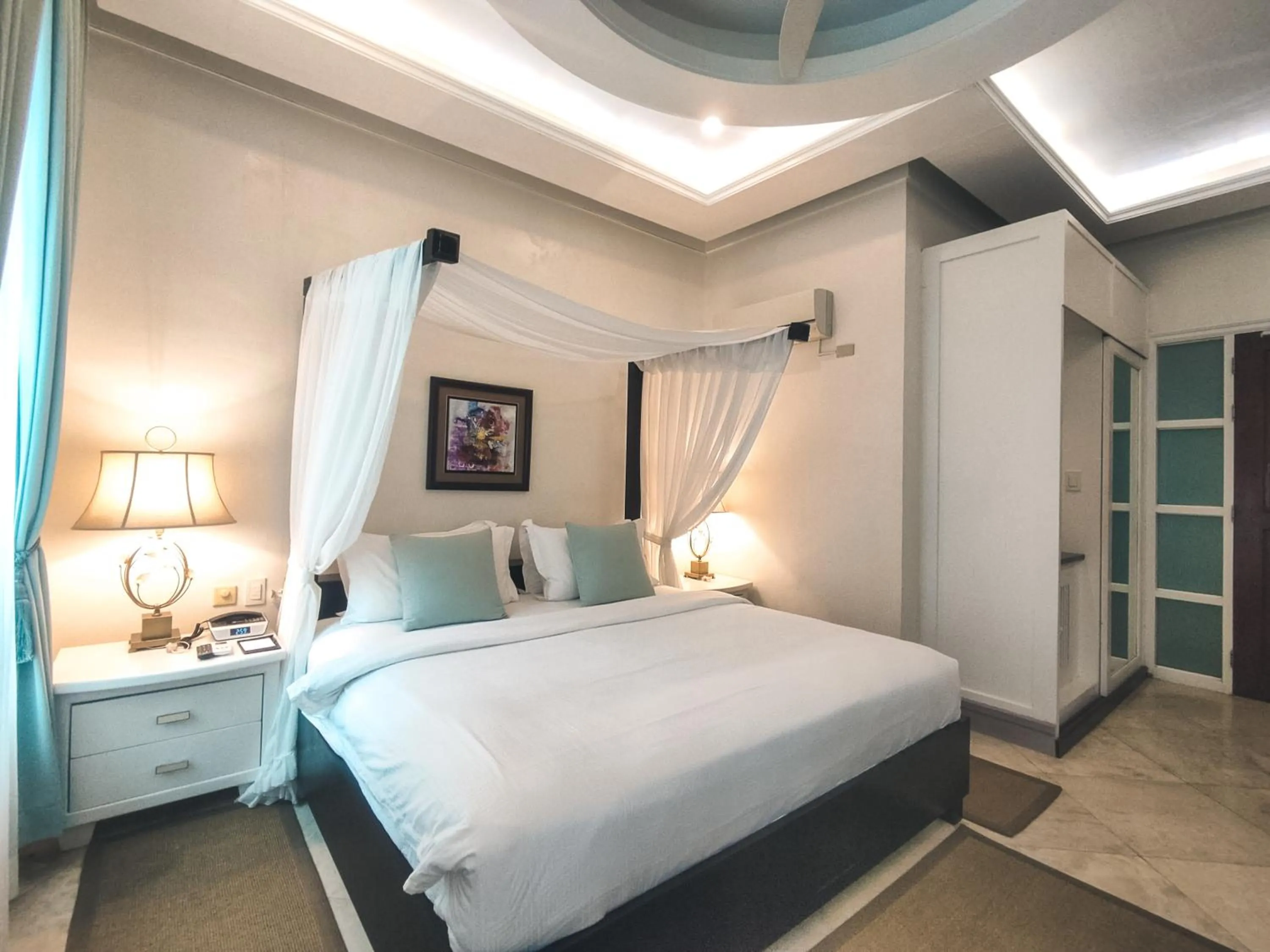 Bed in Matinloc Island Resort