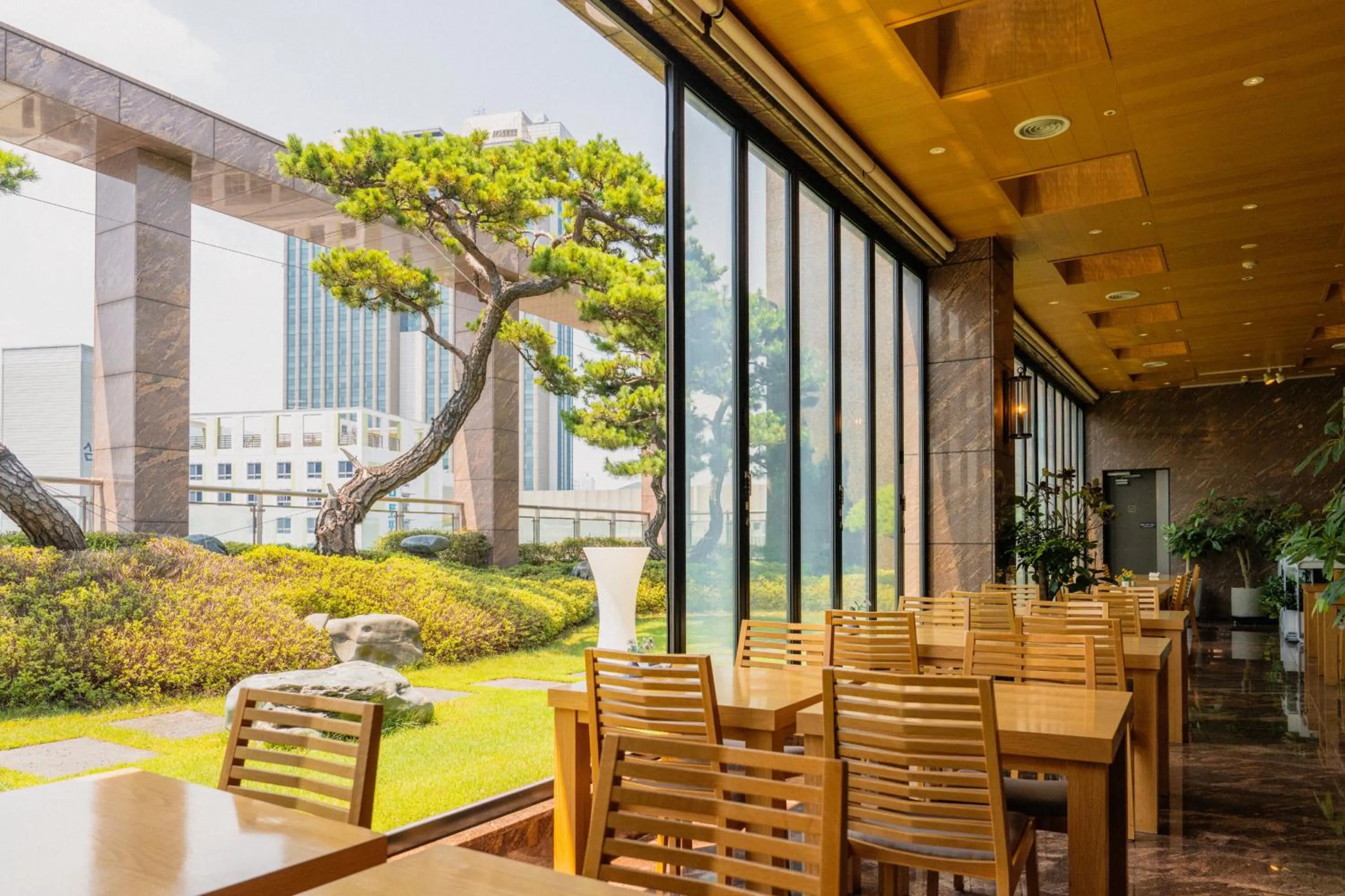 Restaurant/places to eat in Arban Hotel