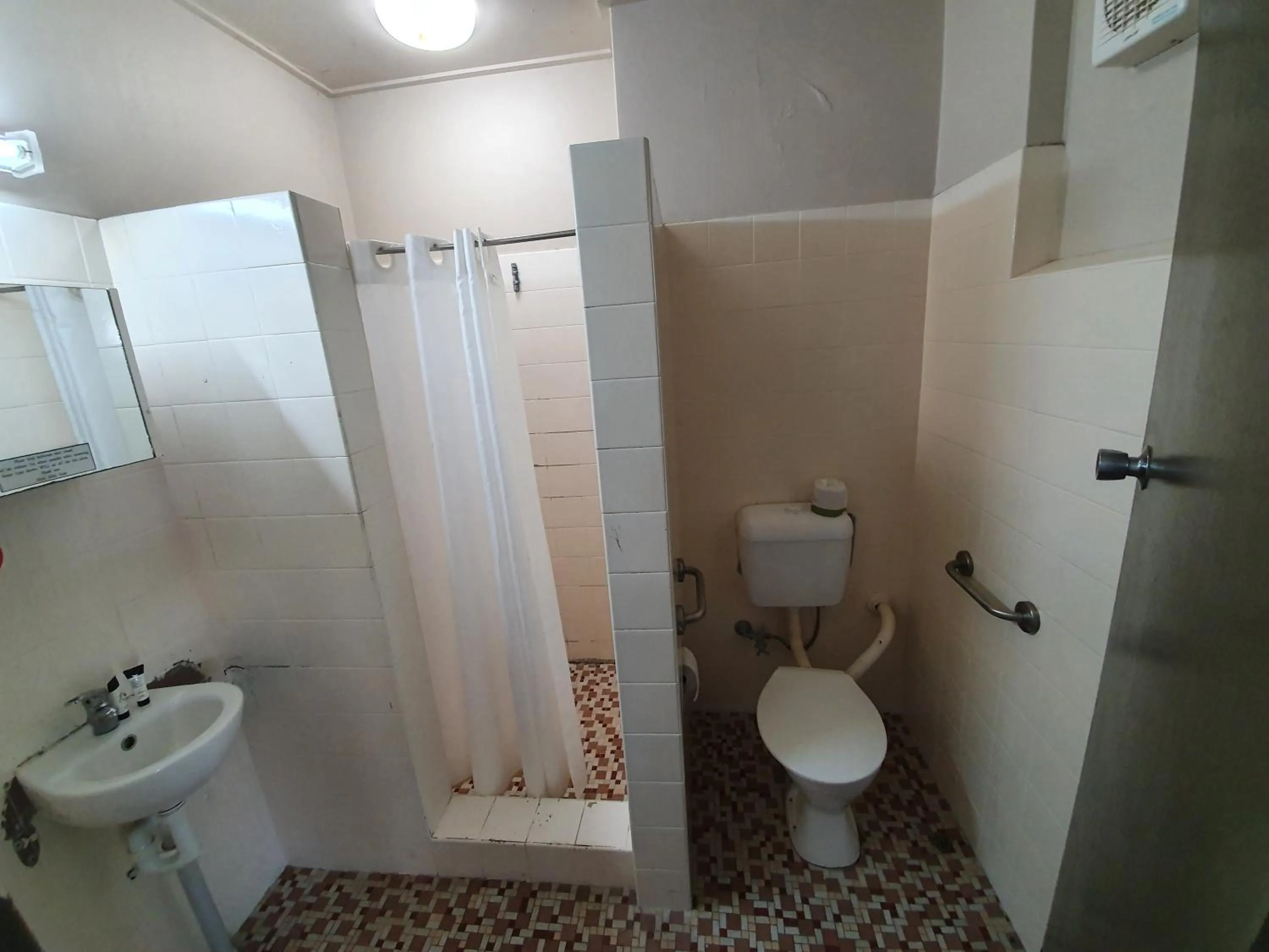 Shower in Hotel Allen