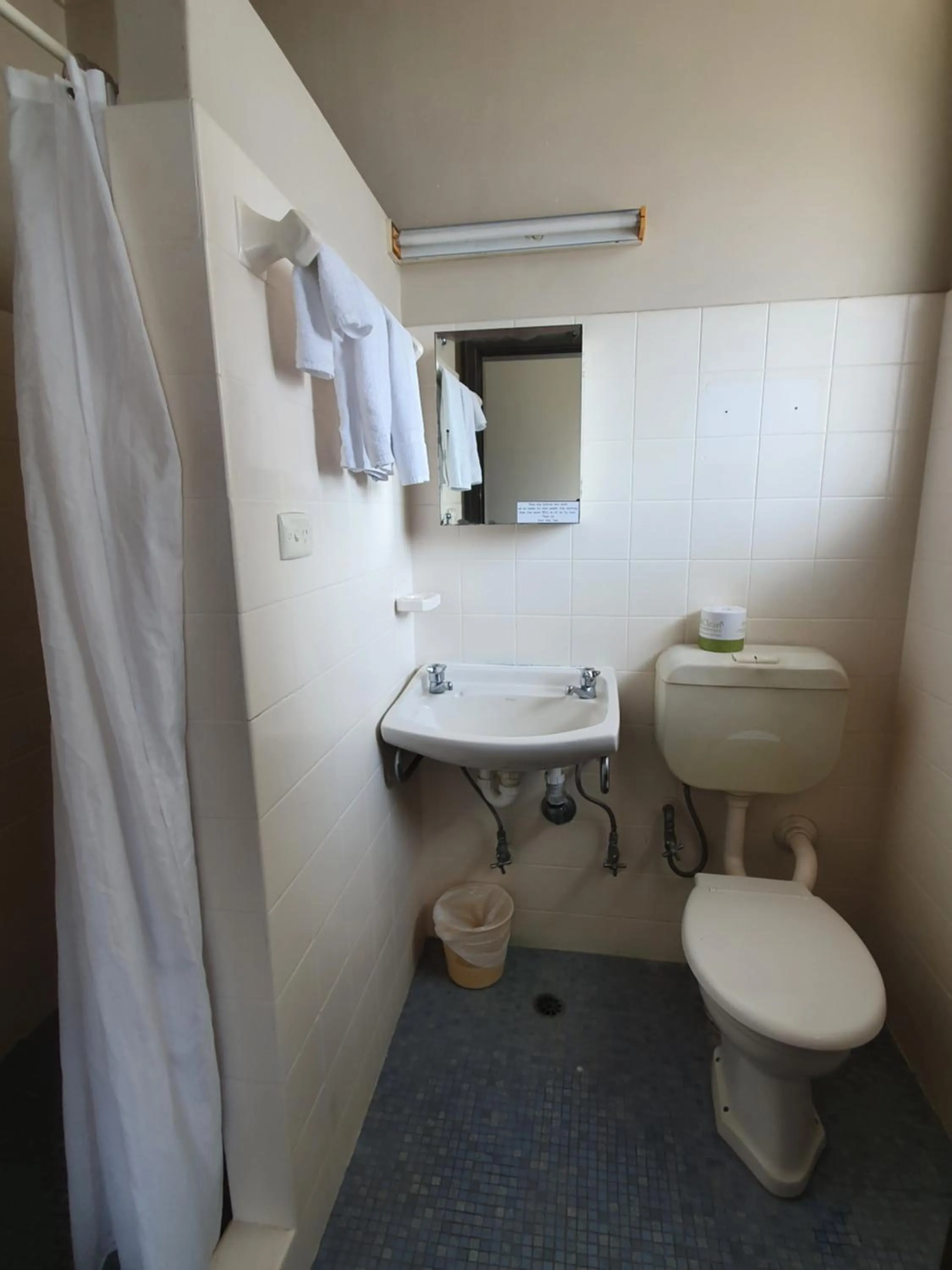 Shower in Hotel Allen