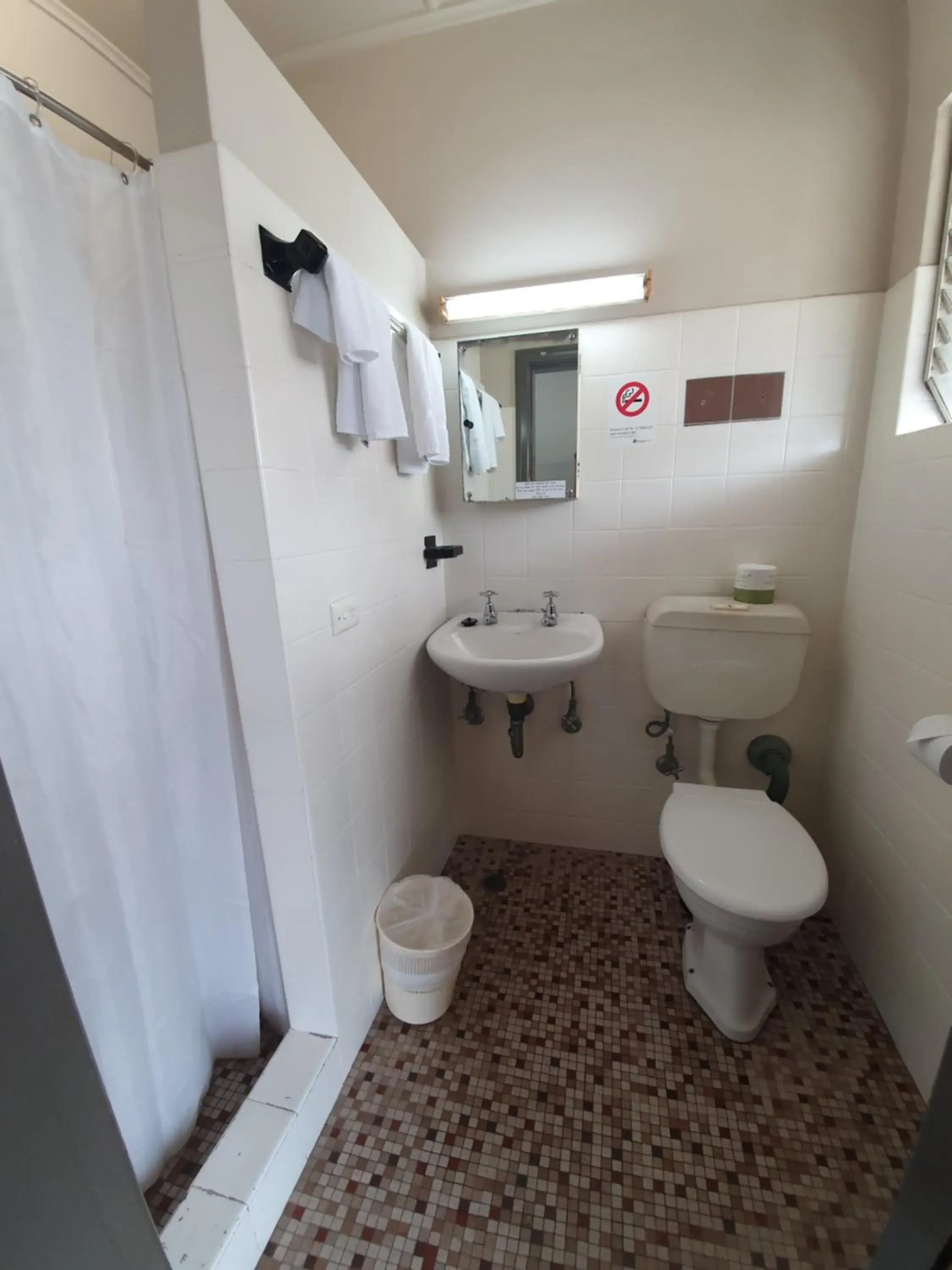 Budget Single Room in Hotel Allen Budget Single Room in Hotel Allen