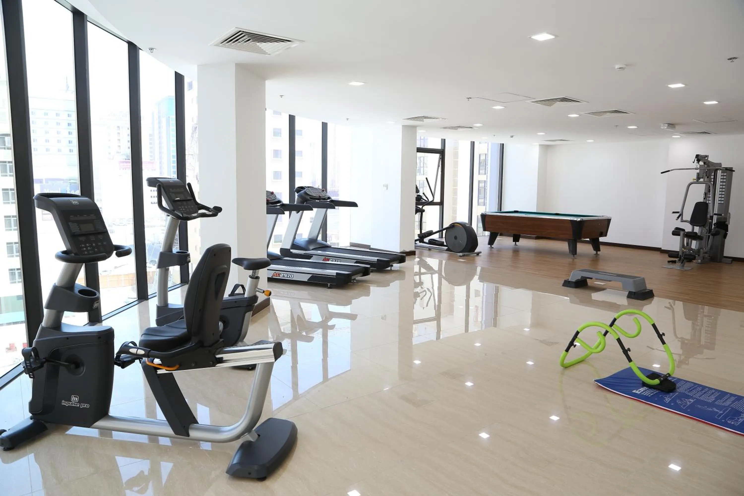 Fitness centre/facilities in Belle Tower Apartments