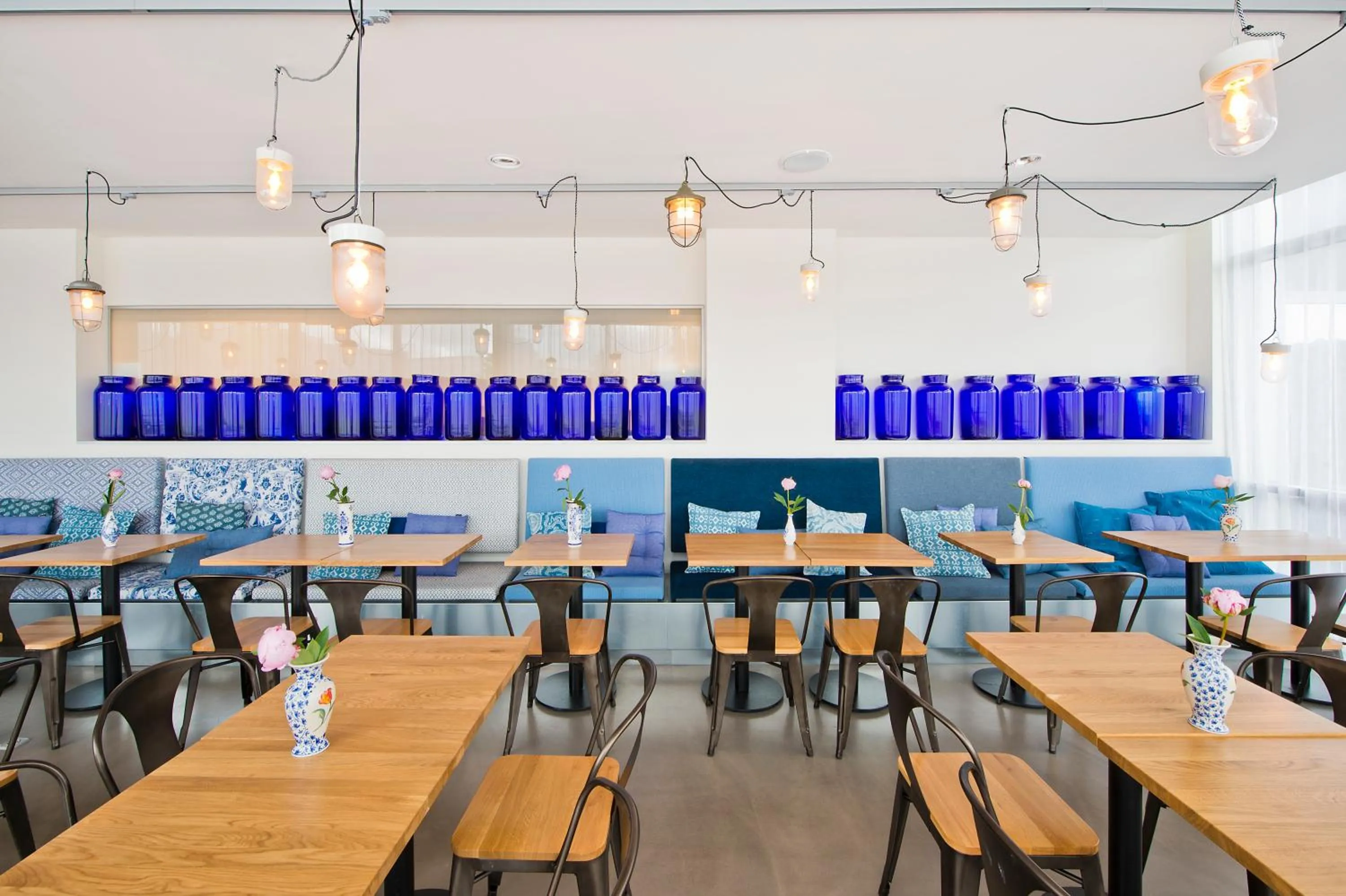 Restaurant/places to eat in Urban Lodge Hotel