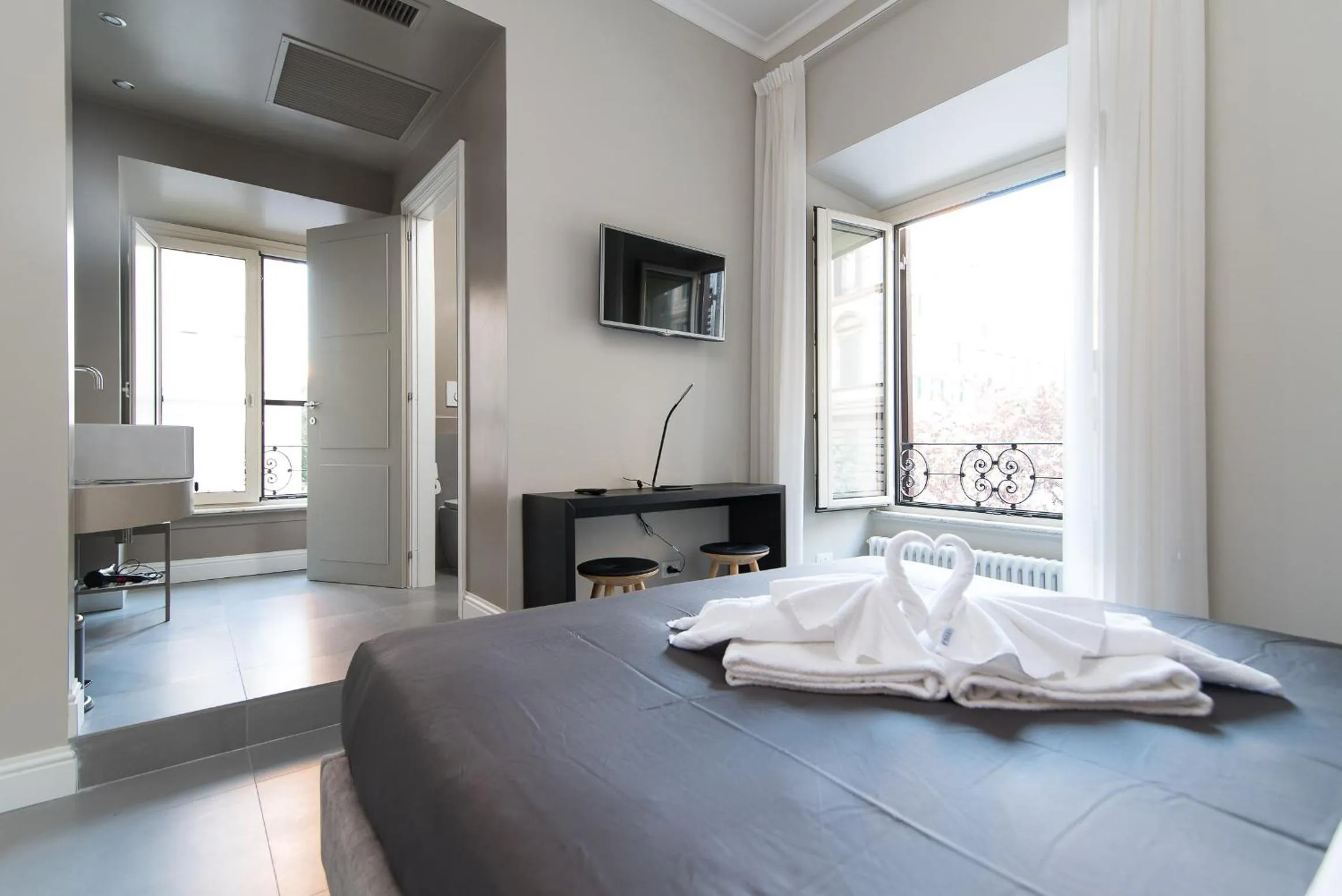 Day, Bed in Ovidio Suite