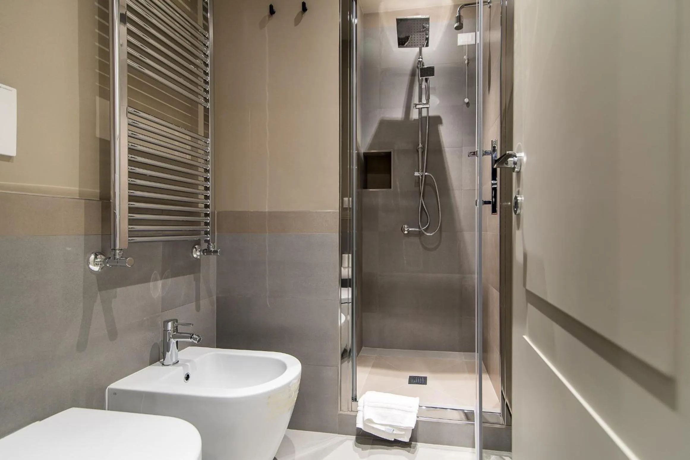 Shower in Ovidio Suite