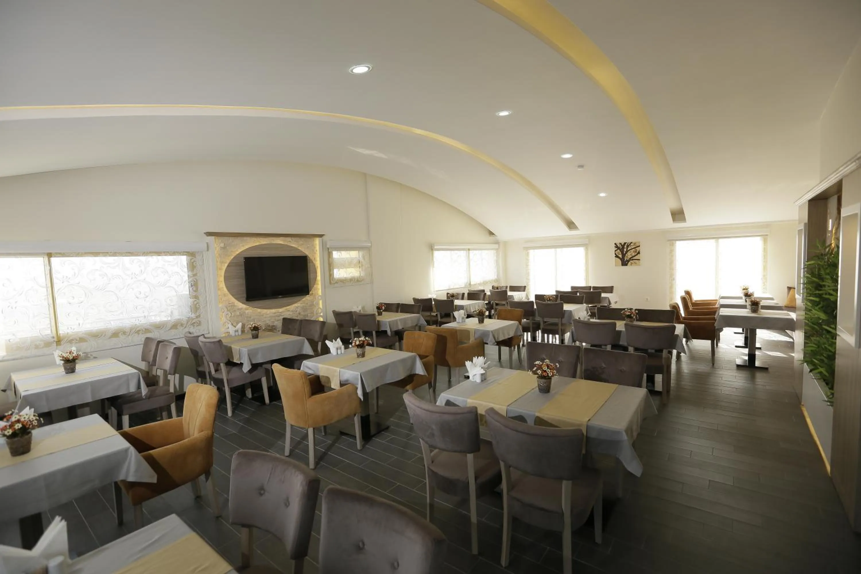 Restaurant/places to eat in Hotel La Bella