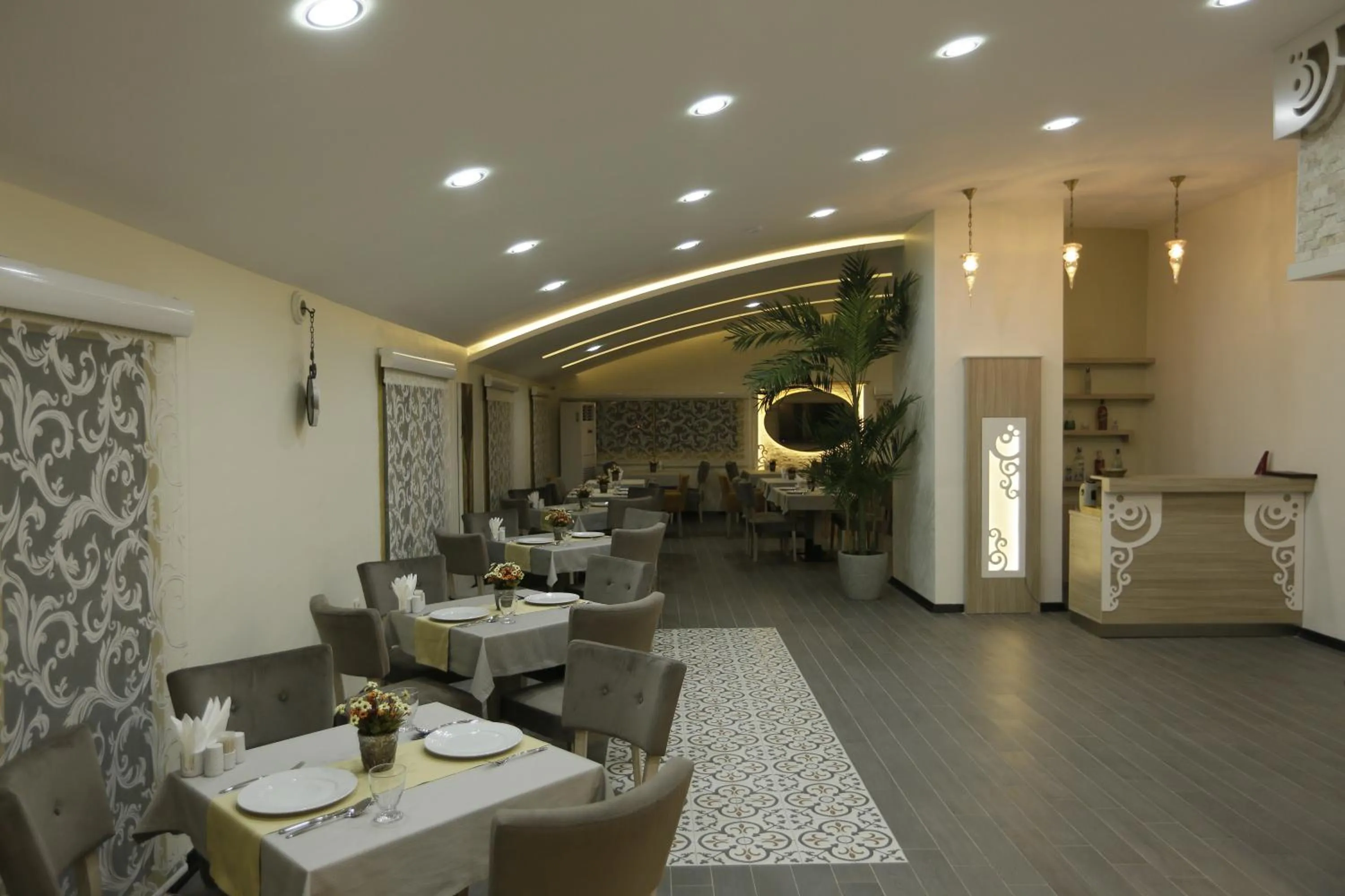 Restaurant/places to eat in Hotel La Bella