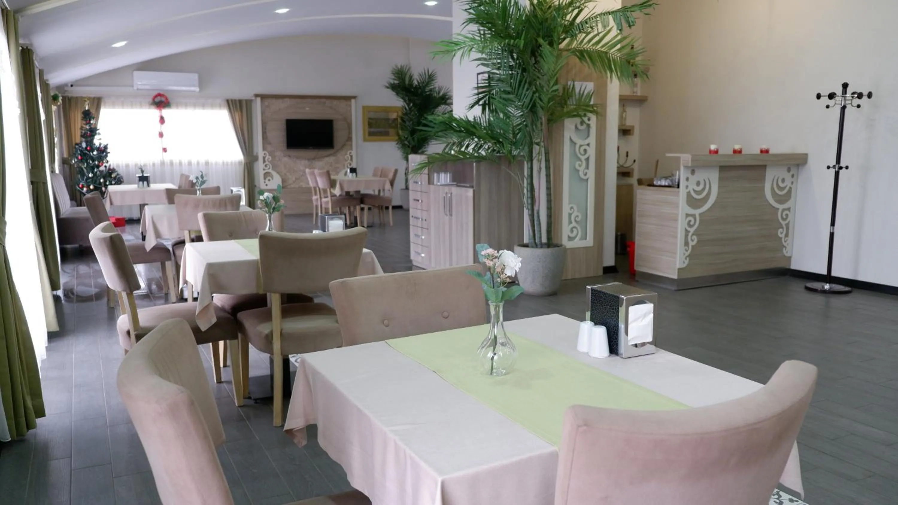 Restaurant/places to eat in Hotel La Bella